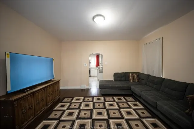 894 UNIVERSITY Ave, Windsor 5
