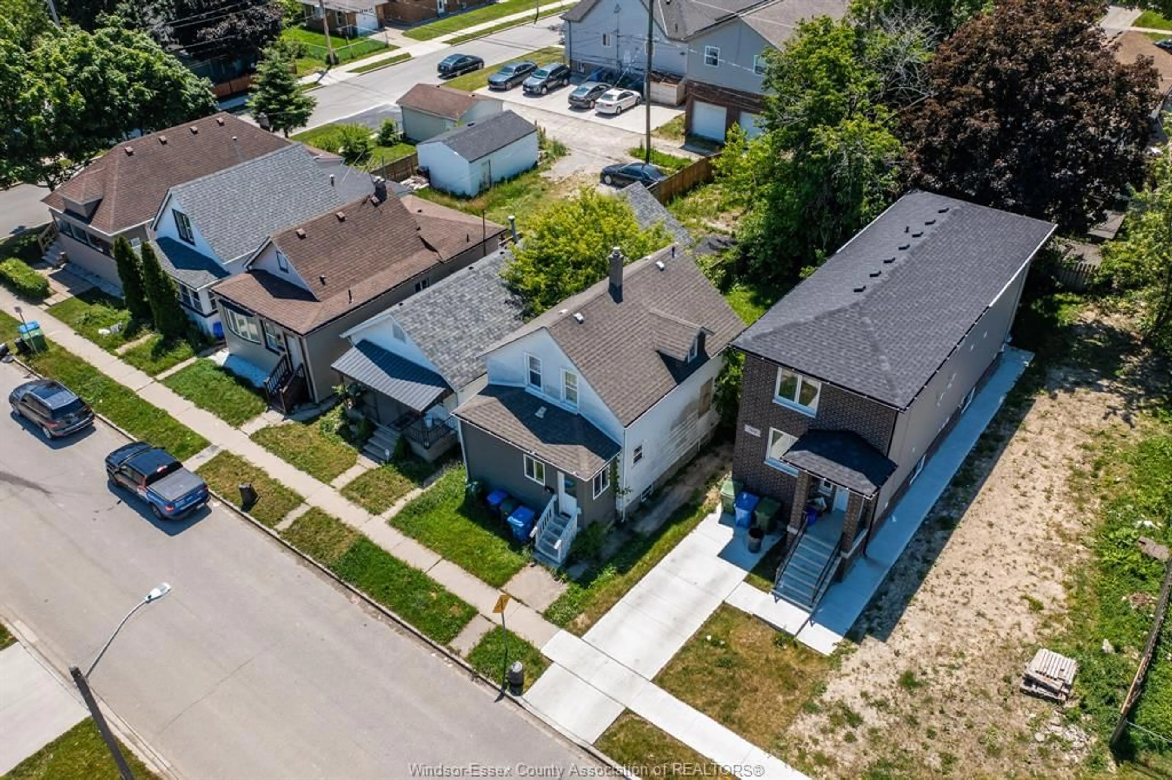 A pic from outside/outdoor area/front of a property/back of a property/a pic from drone, street for 773 BRIDGE Ave, Windsor Ontario N9B 2M5