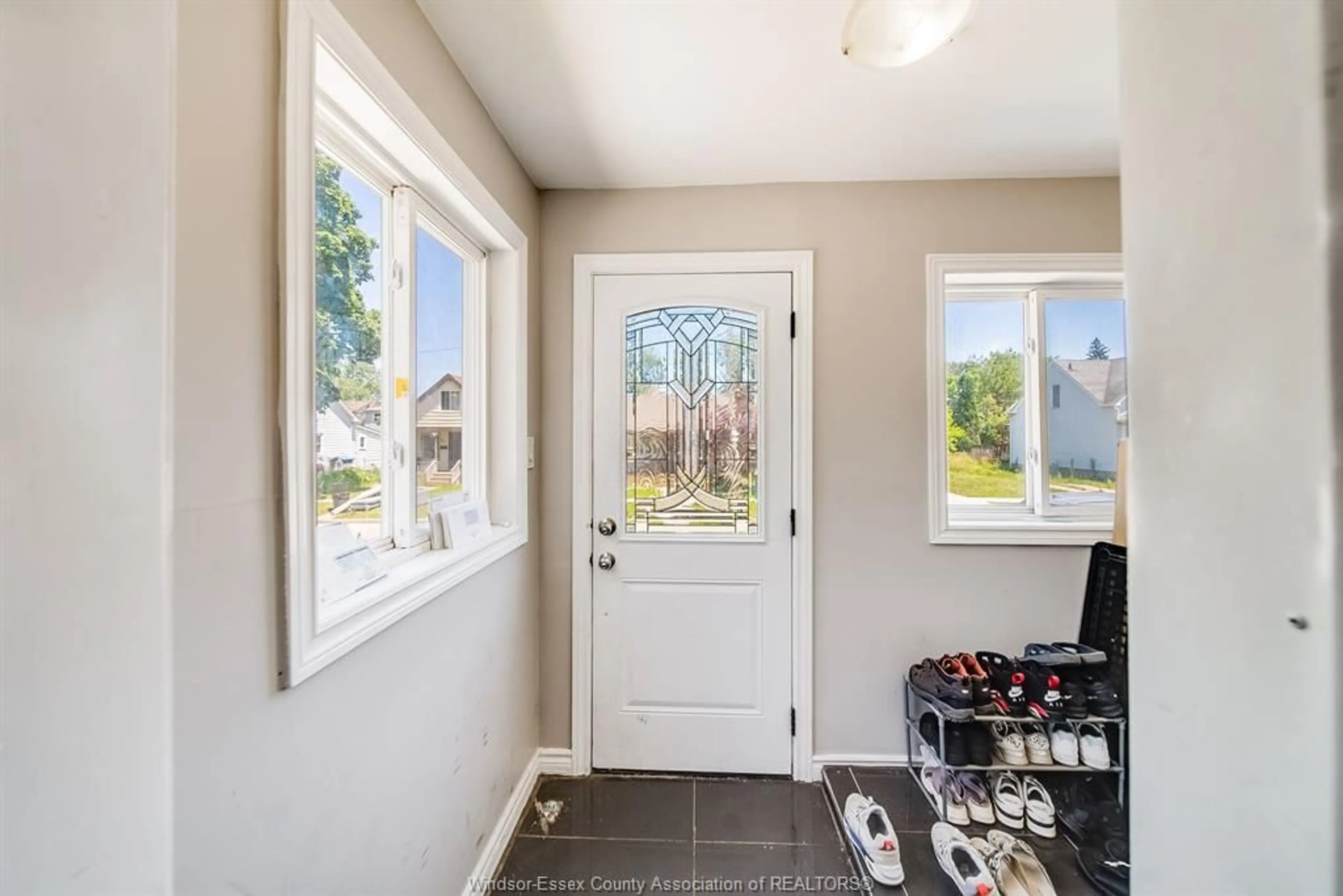 Indoor entryway for 773 BRIDGE Ave, Windsor Ontario N9B 2M5