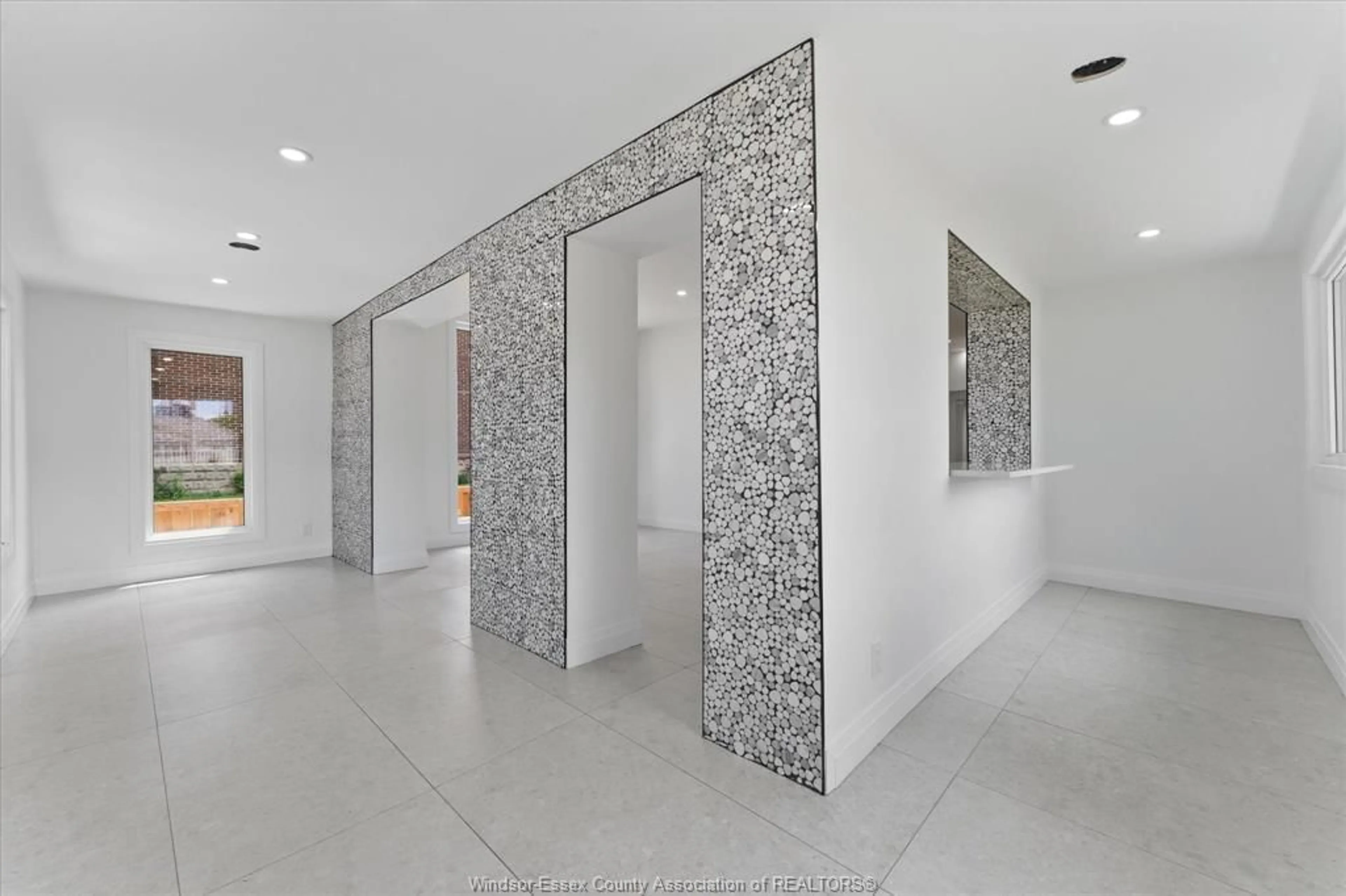 Indoor foyer for 229 Aylmer, Windsor Ontario N9A 1T1