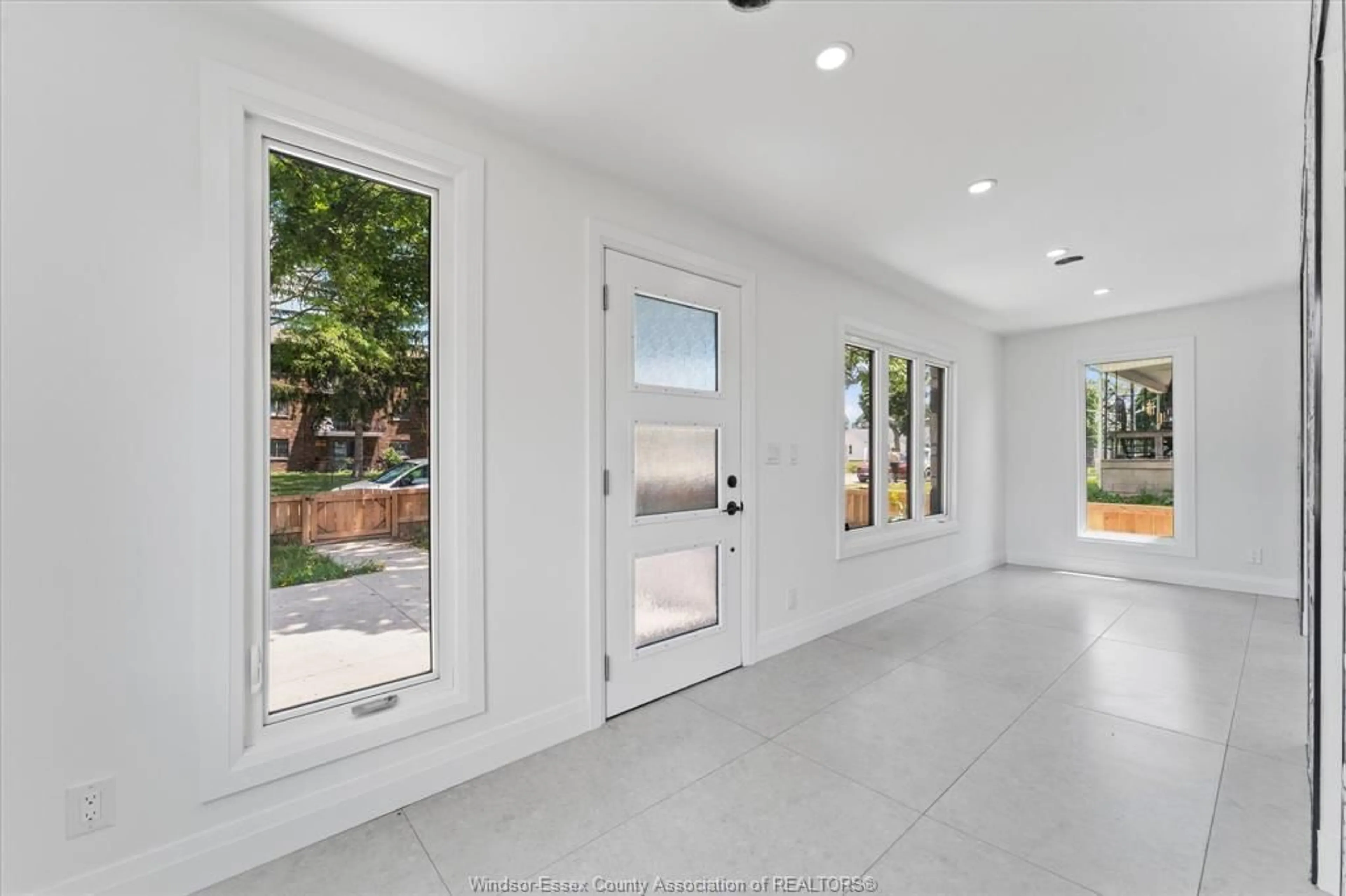 Indoor entryway for 229 Aylmer, Windsor Ontario N9A 1T1