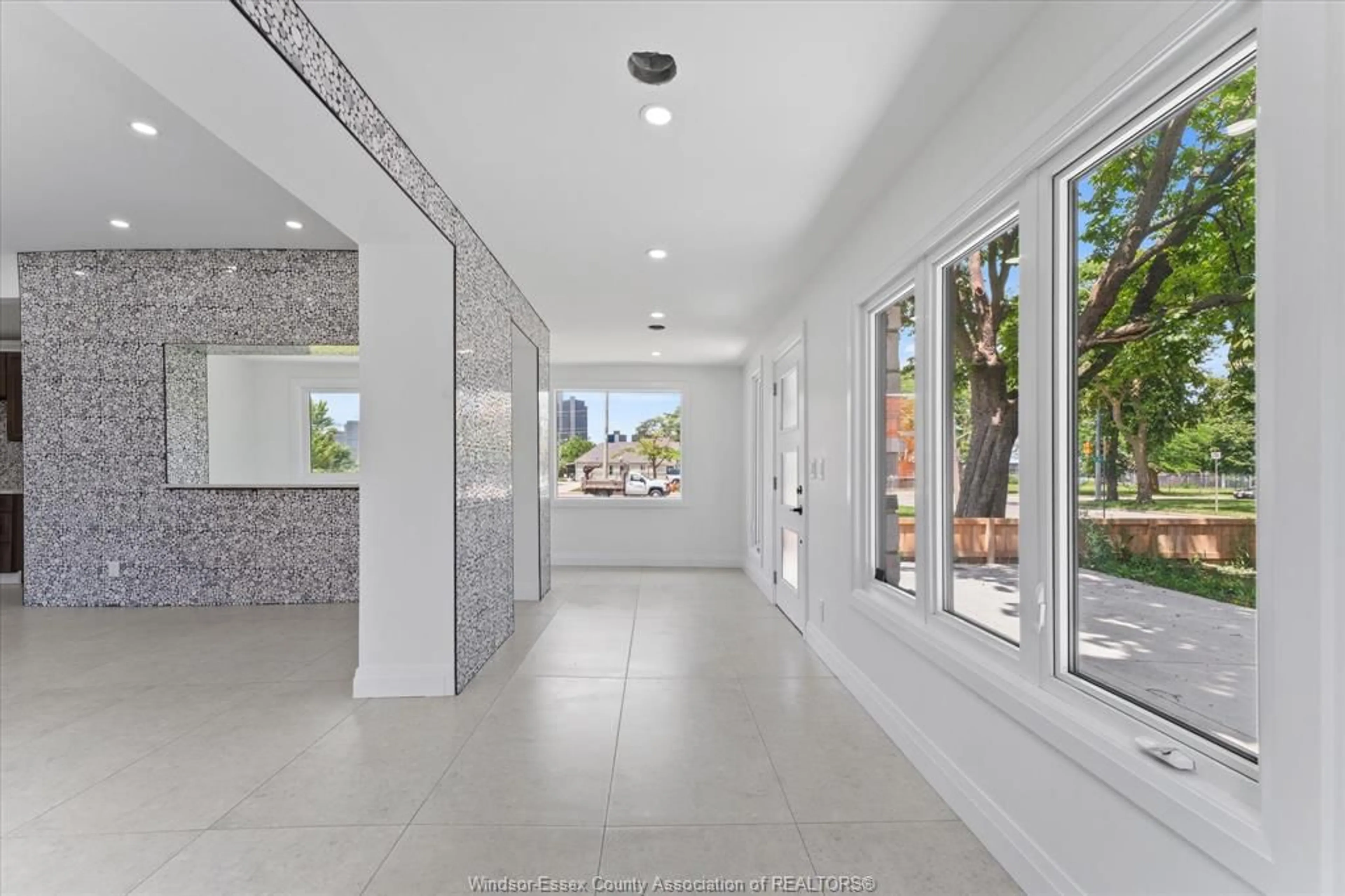 Indoor entryway for 229 Aylmer, Windsor Ontario N9A 1T1