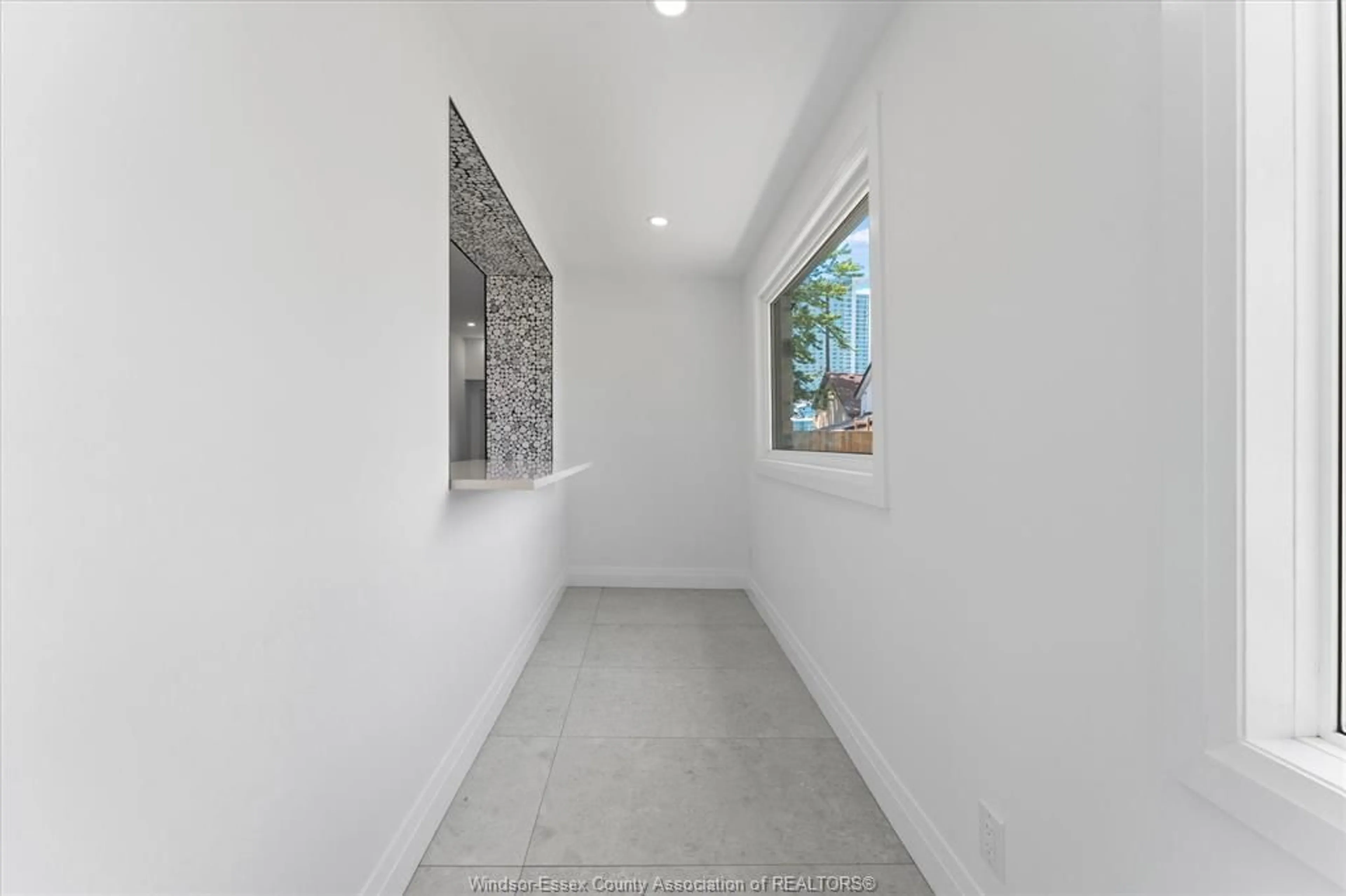 Indoor foyer for 229 Aylmer, Windsor Ontario N9A 1T1