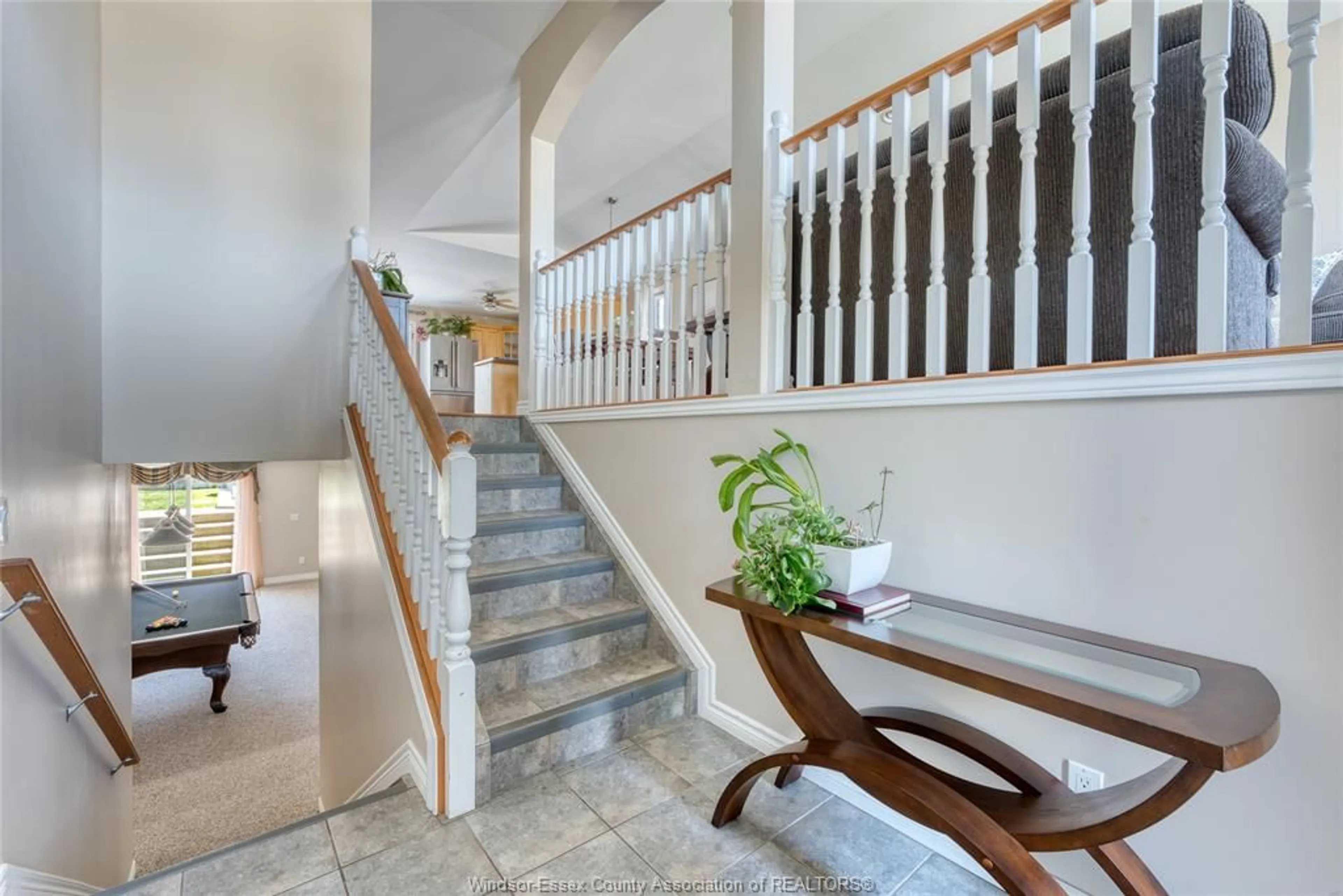 Indoor foyer for 187 ROCKHAVEN Dr, Lakeshore Ontario N9K 1E9