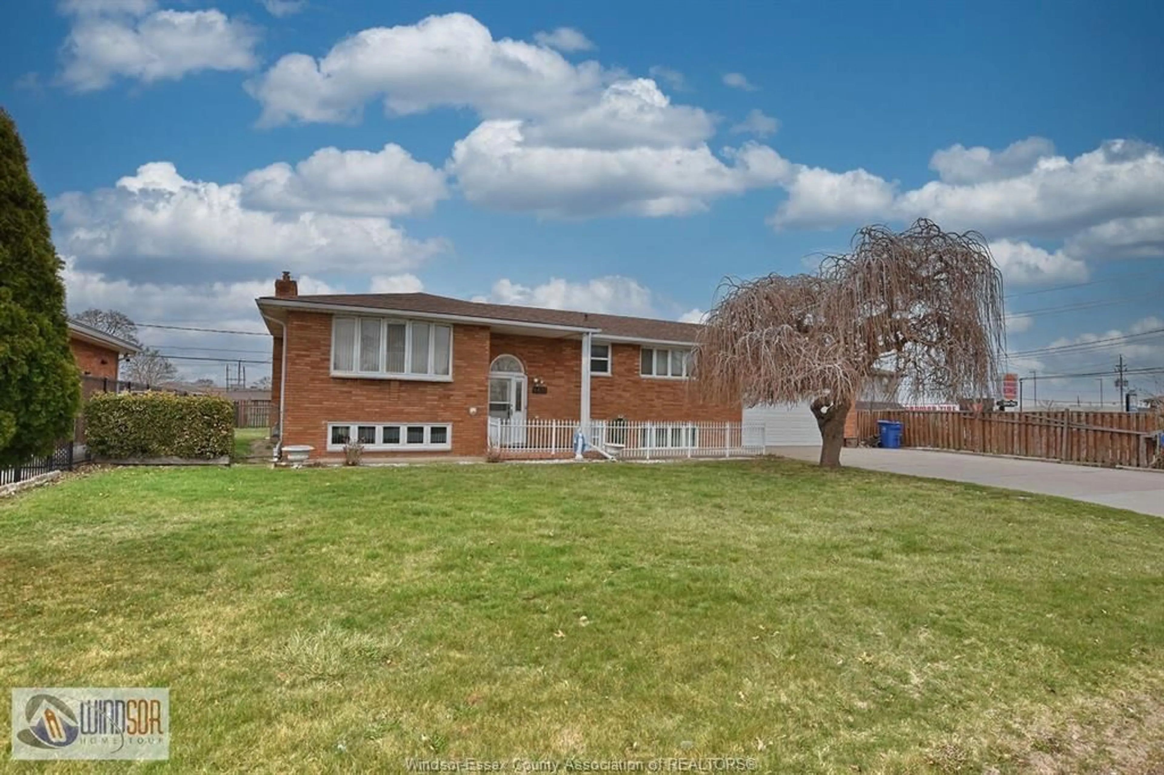 A pic from outside/outdoor area/front of a property/back of a property/a pic from drone, unknown for 1435 ST. CLAIR Ave, Windsor Ontario N9B 3K7