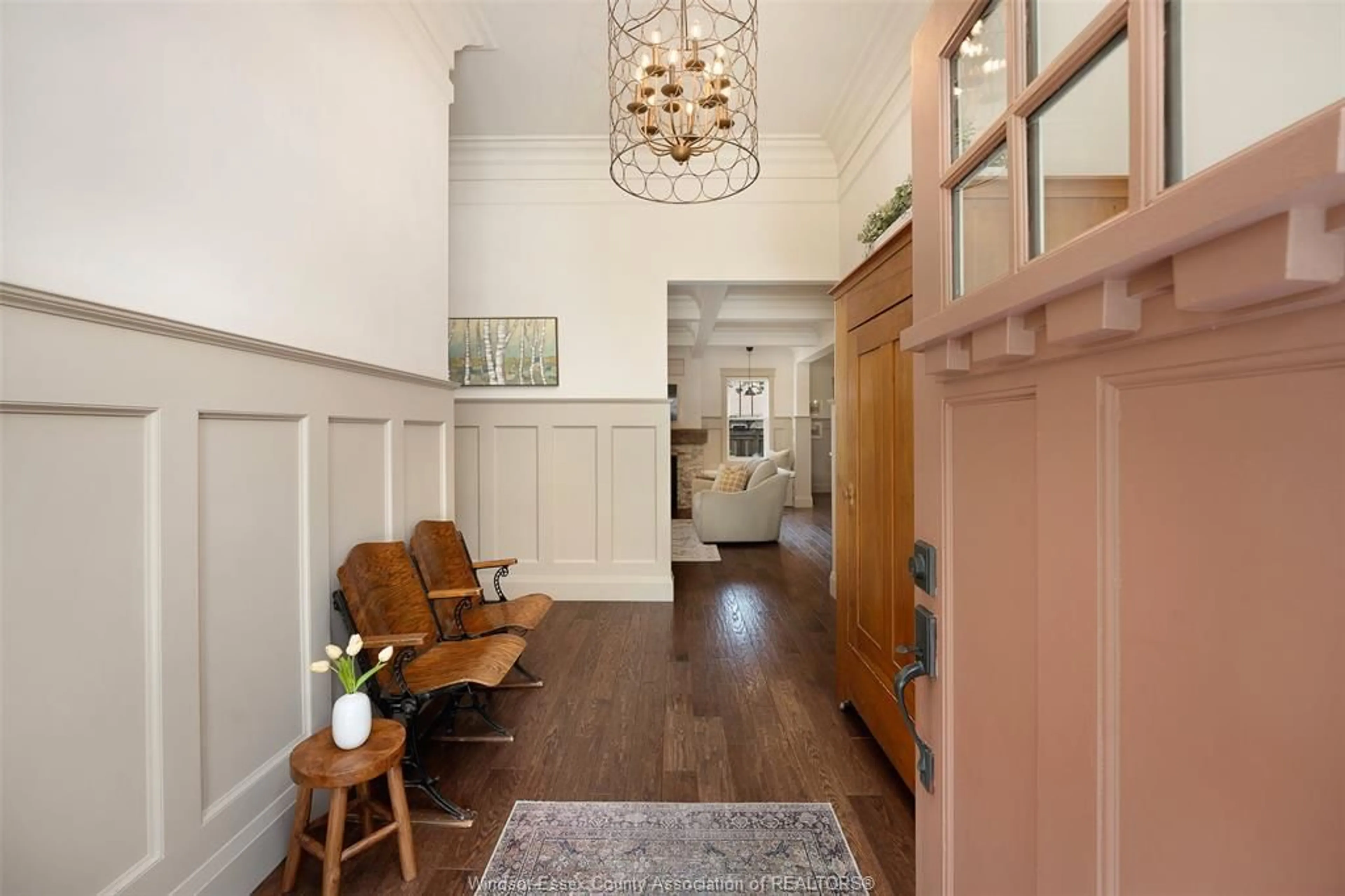 Indoor foyer for 920 ERIE Ave, Kingsville Ontario N9Y 3E2