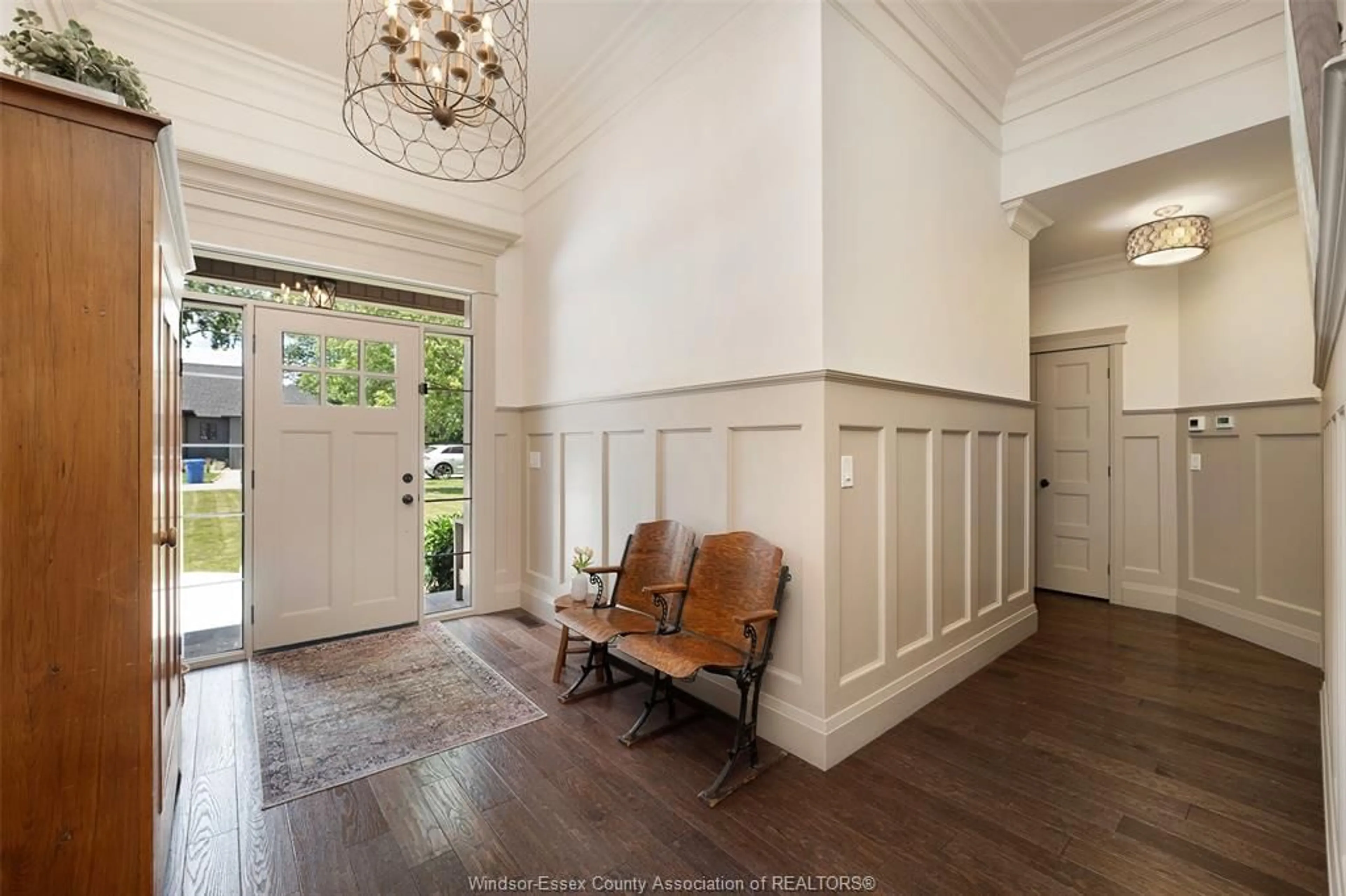 Indoor foyer for 920 ERIE Ave, Kingsville Ontario N9Y 3E2