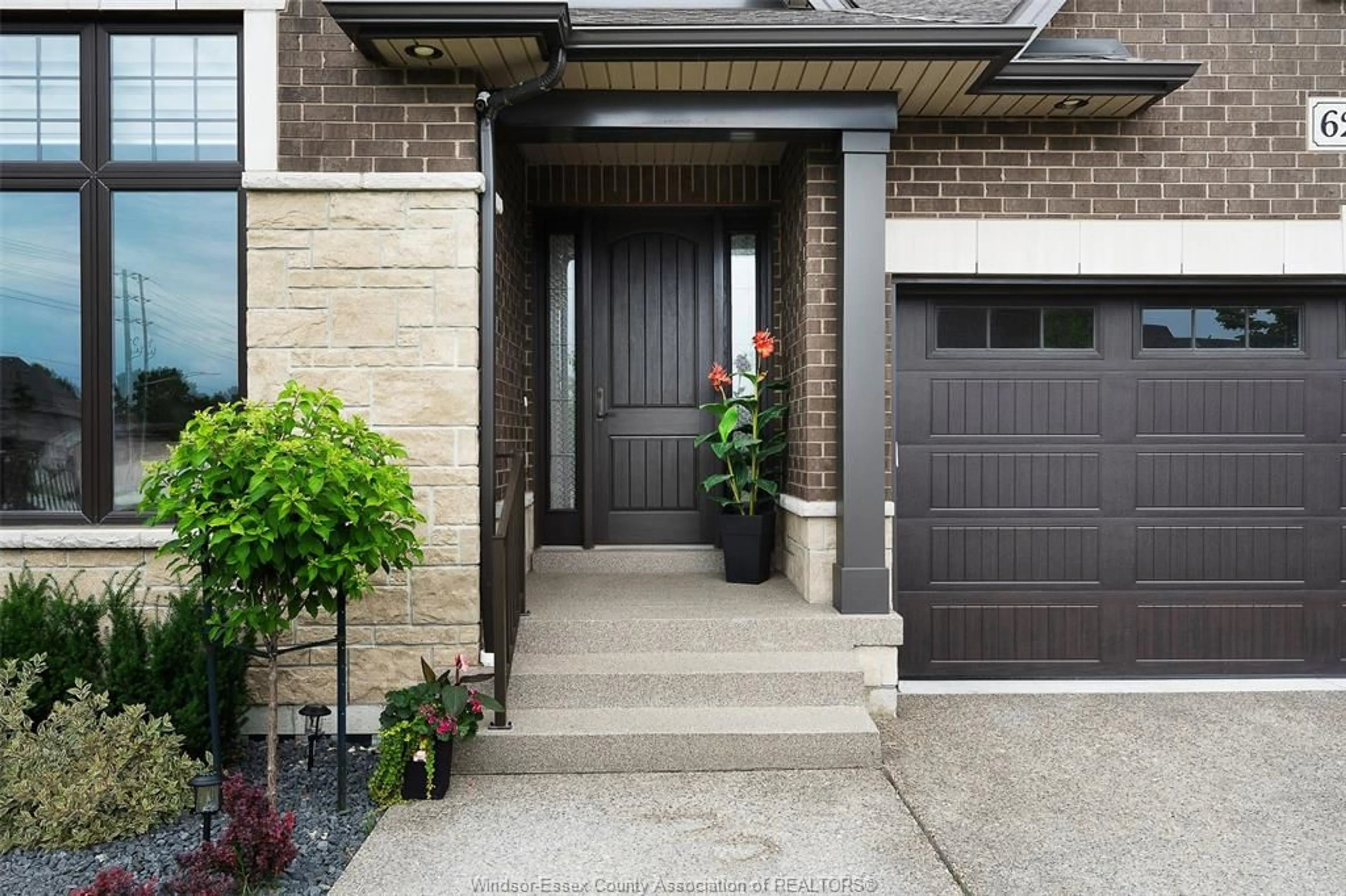 Indoor entryway for 6259 FOREST TRAIL, LaSalle Ontario N9H 0E7