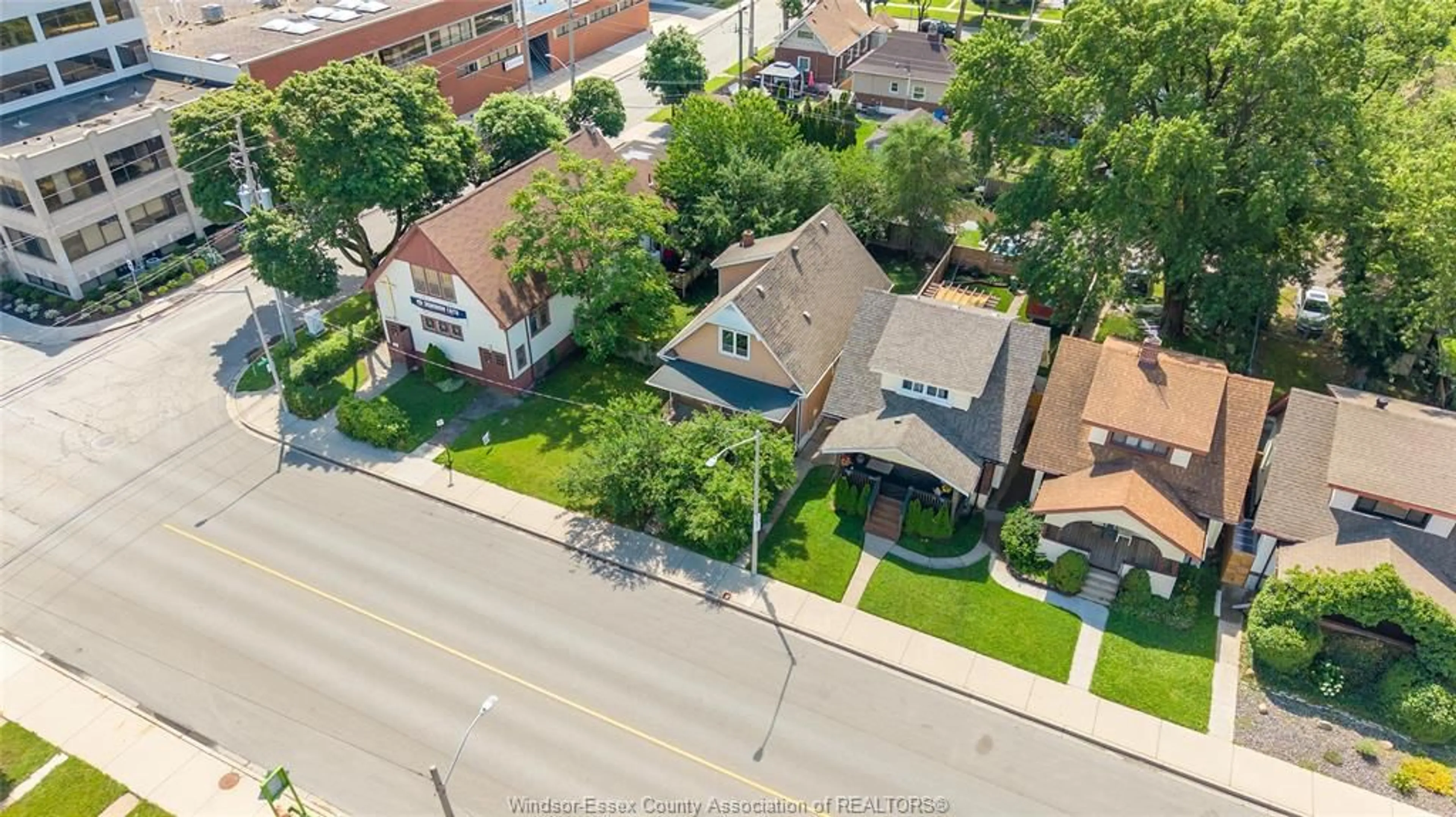 A pic from outside/outdoor area/front of a property/back of a property/a pic from drone, street for 1066 HICKORY, Windsor Ontario N8Y 3S1