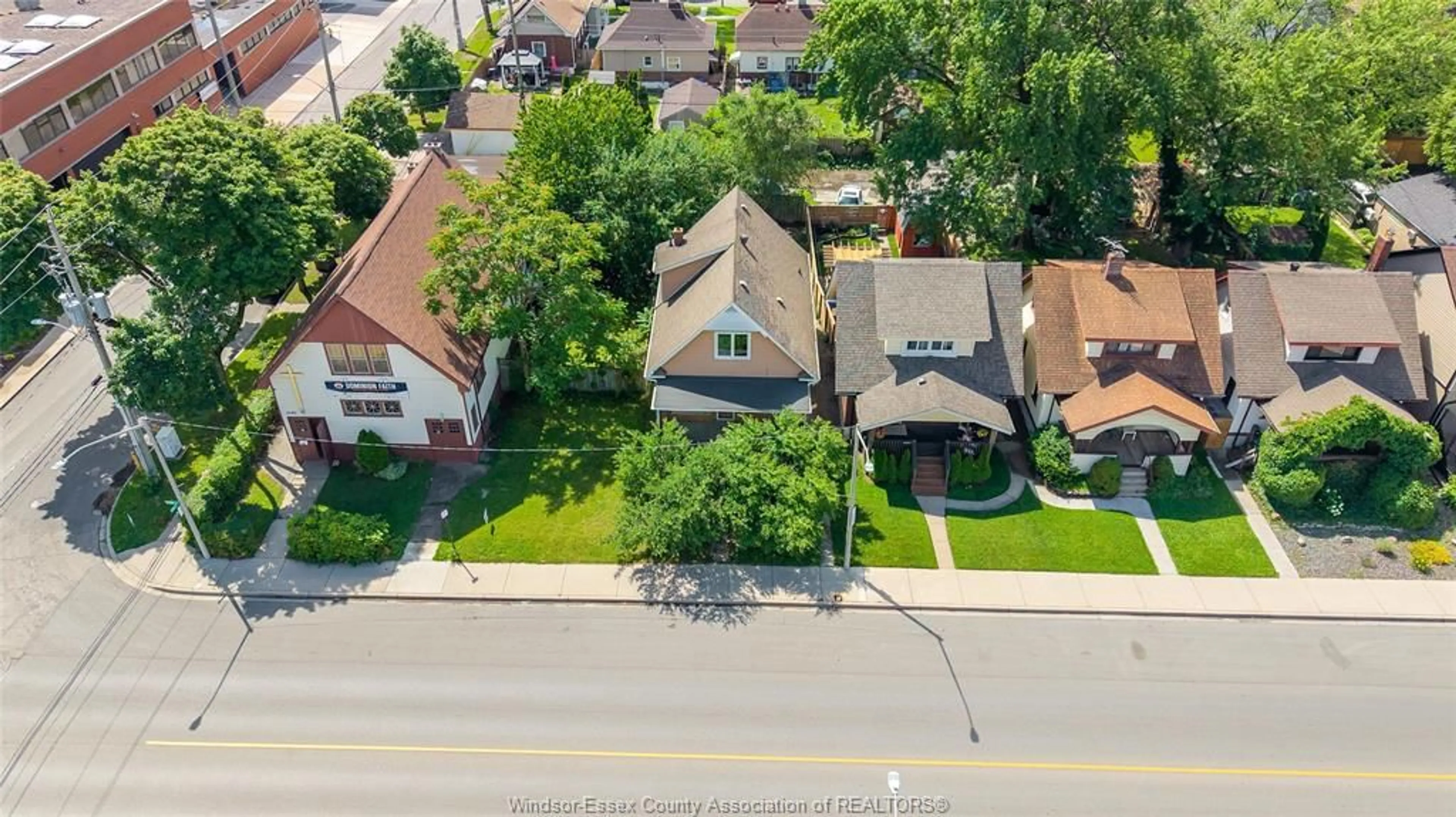 A pic from outside/outdoor area/front of a property/back of a property/a pic from drone, street for 1066 HICKORY, Windsor Ontario N8Y 3S1