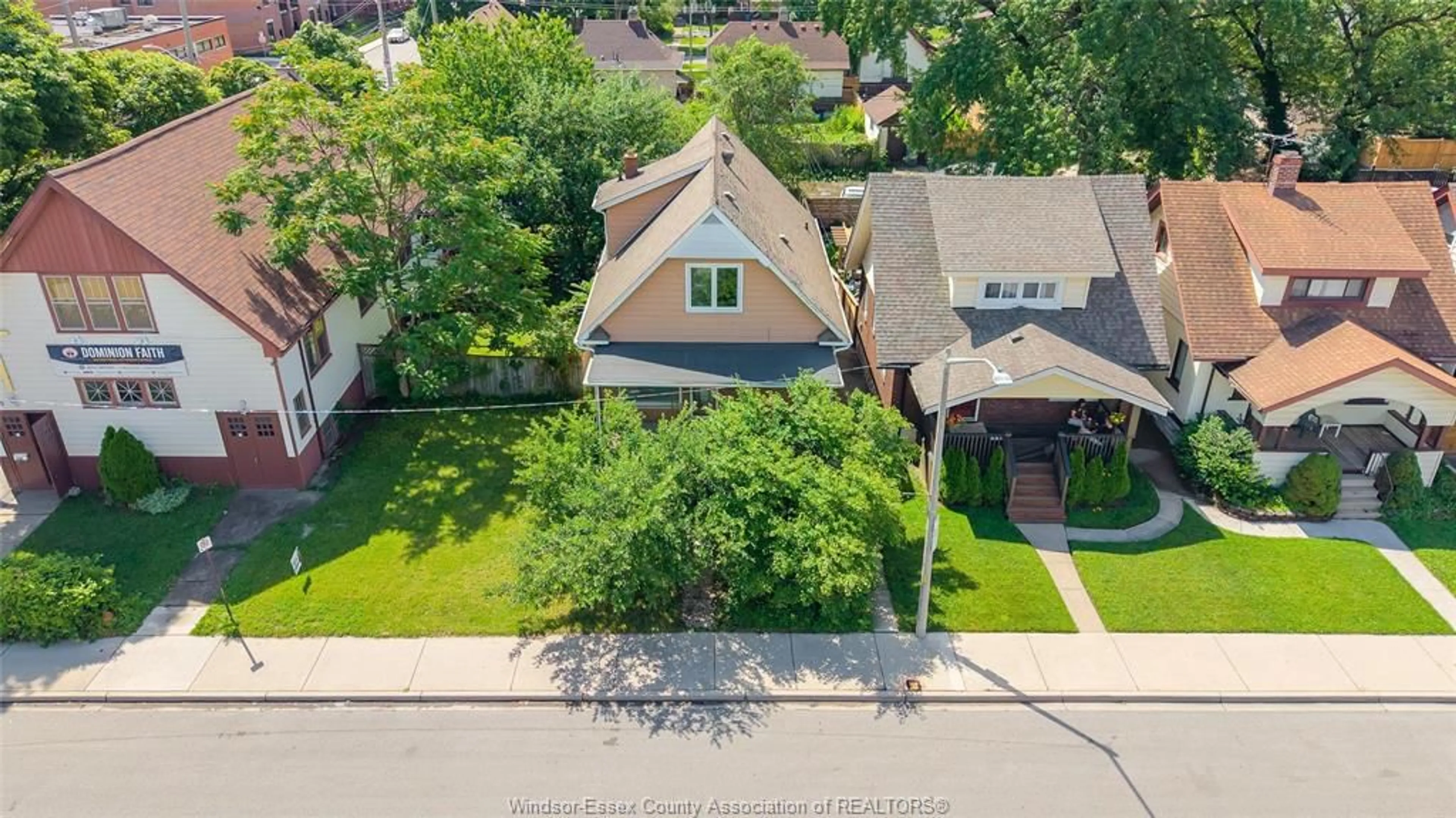 A pic from outside/outdoor area/front of a property/back of a property/a pic from drone, street for 1066 HICKORY, Windsor Ontario N8Y 3S1