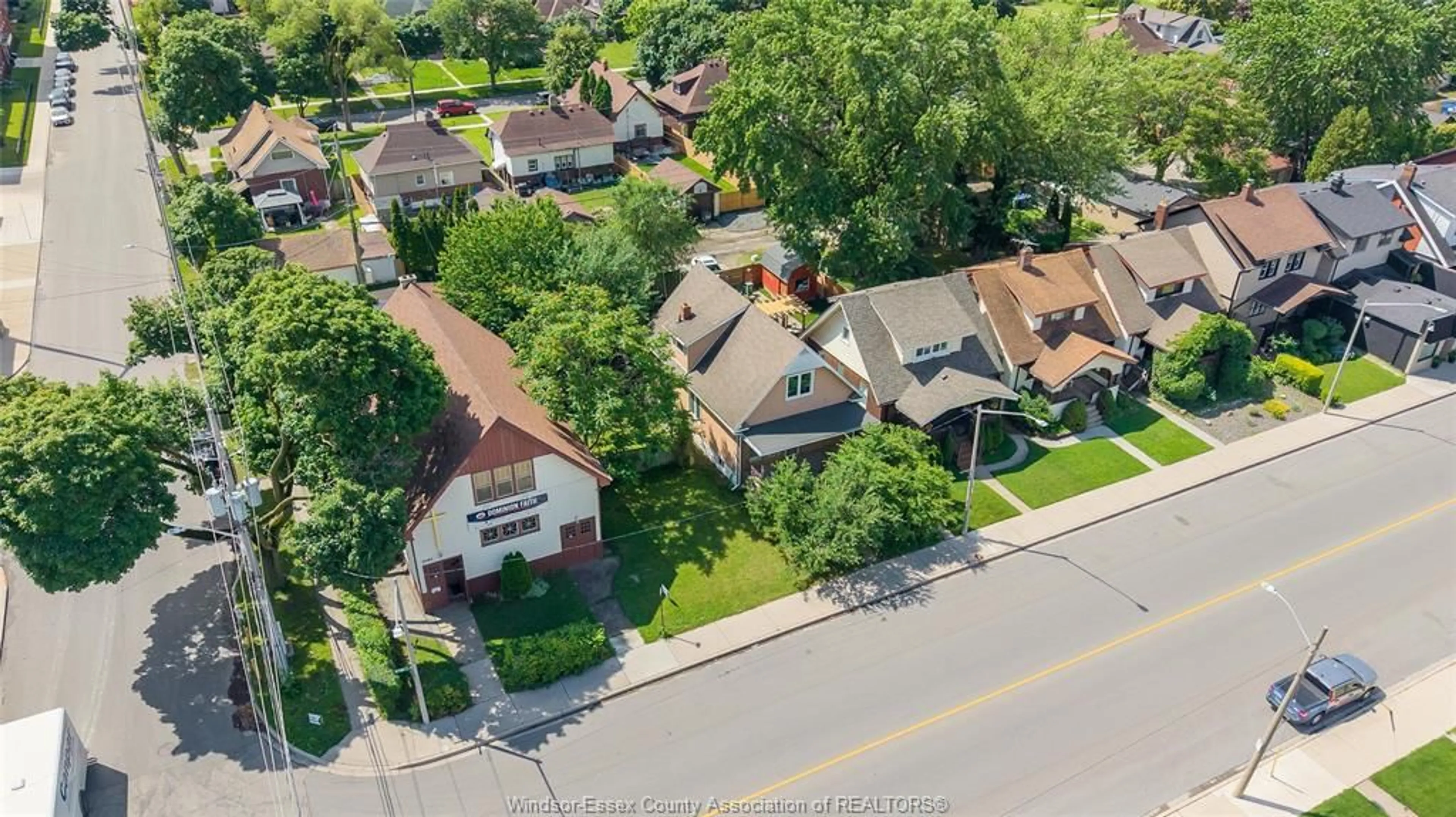 A pic from outside/outdoor area/front of a property/back of a property/a pic from drone, street for 1066 HICKORY, Windsor Ontario N8Y 3S1