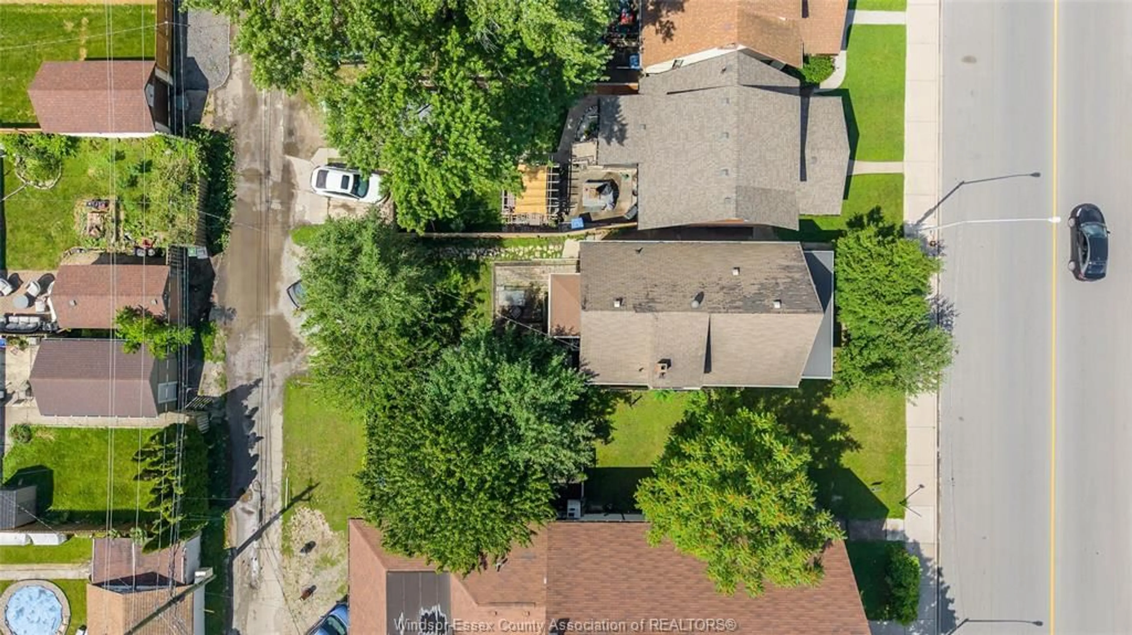 A pic from outside/outdoor area/front of a property/back of a property/a pic from drone, street for 1066 HICKORY, Windsor Ontario N8Y 3S1