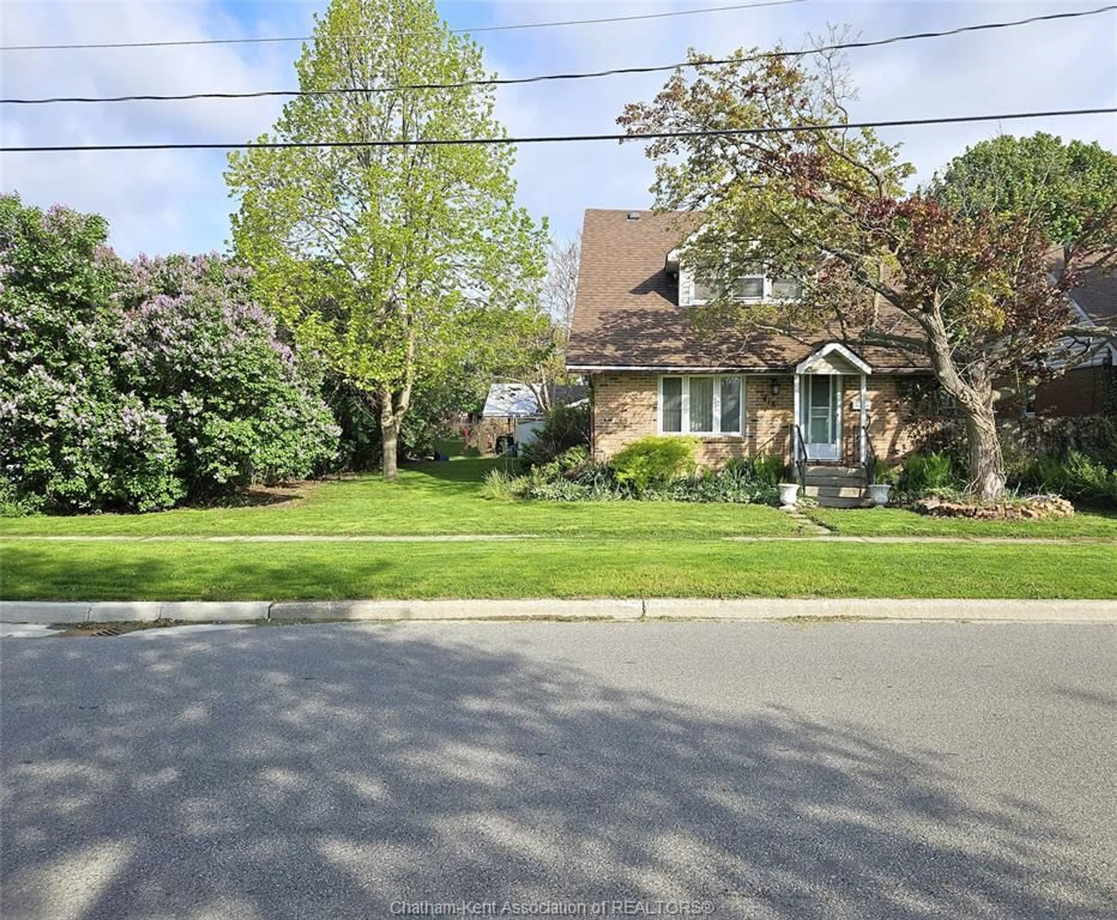 A pic from outside/outdoor area/front of a property/back of a property/a pic from drone, street for 418 Gillard St, Wallaceburg Ontario N8A 1N6