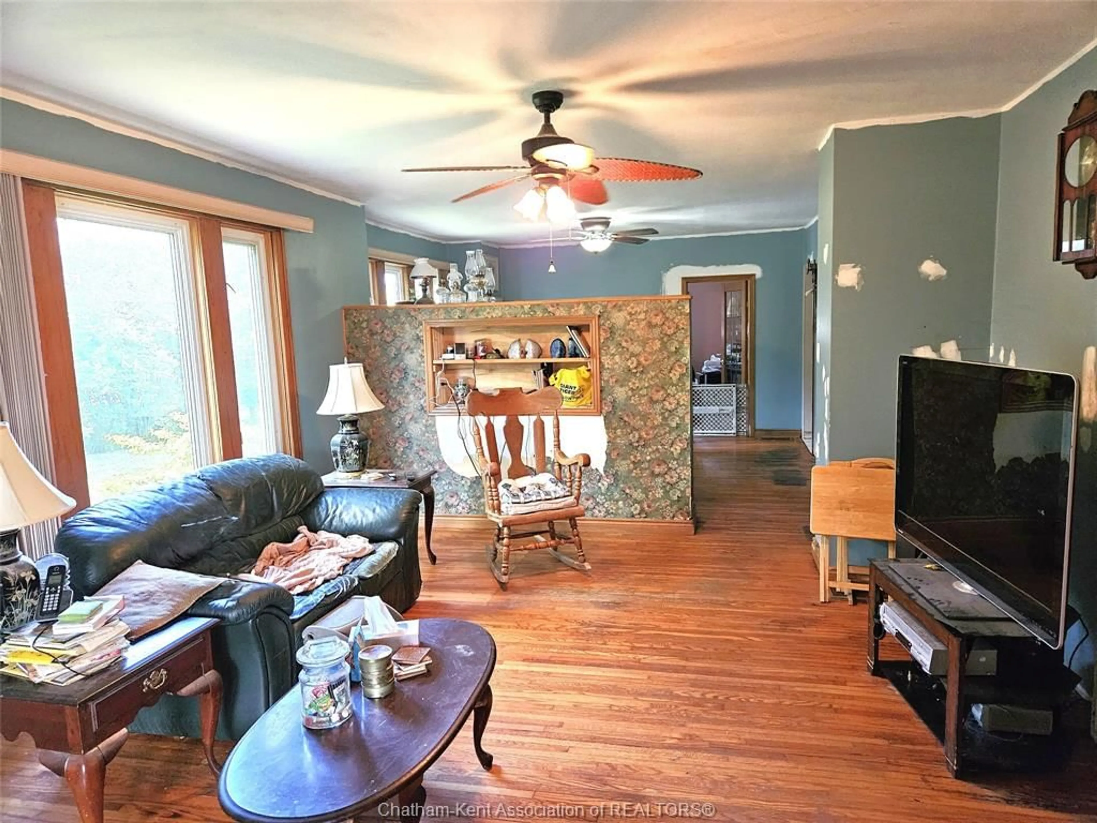 Living room with furniture, wood/laminate floor for 418 Gillard St, Wallaceburg Ontario N8A 1N6