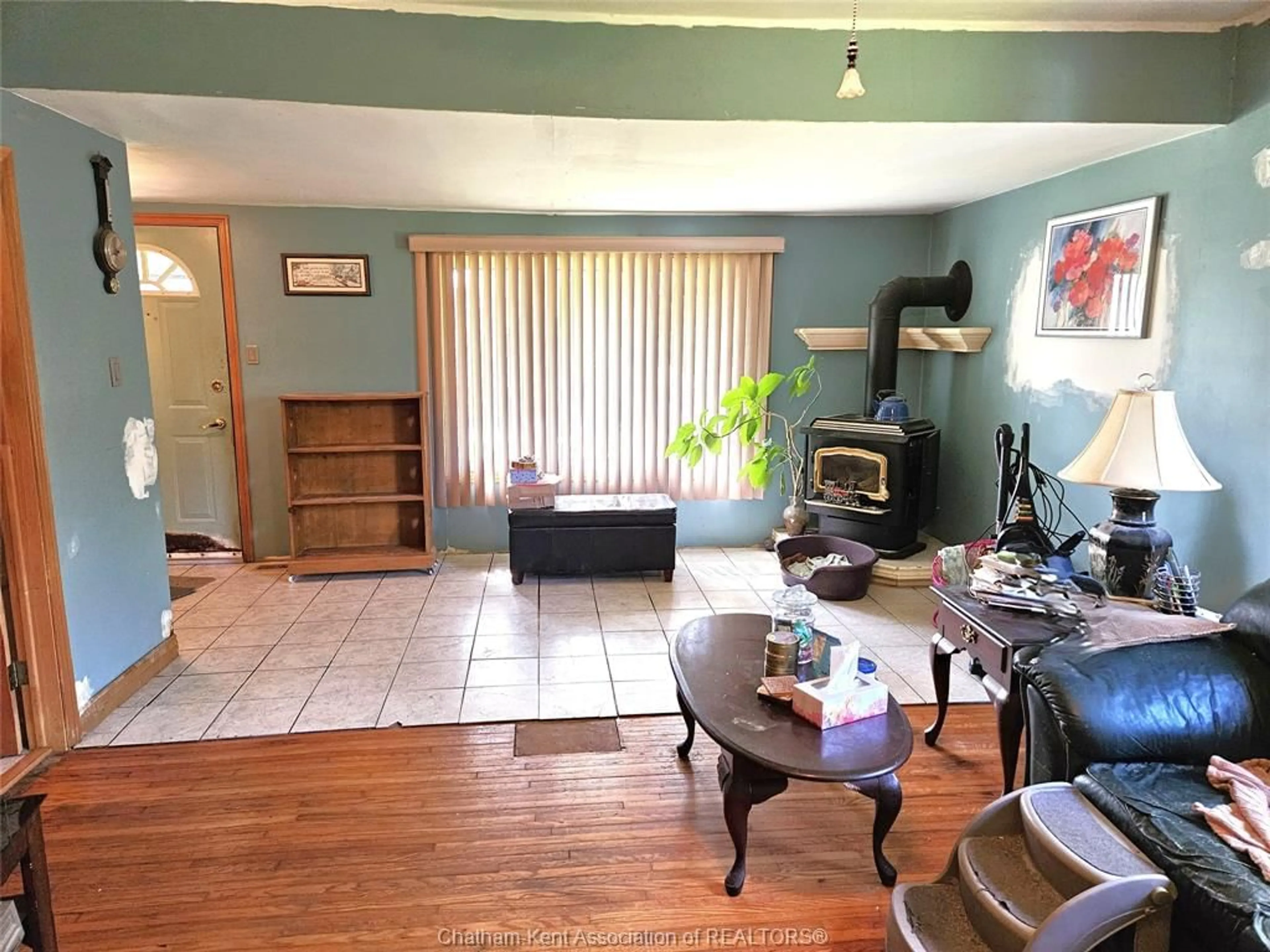Living room with furniture, unknown for 418 Gillard St, Wallaceburg Ontario N8A 1N6