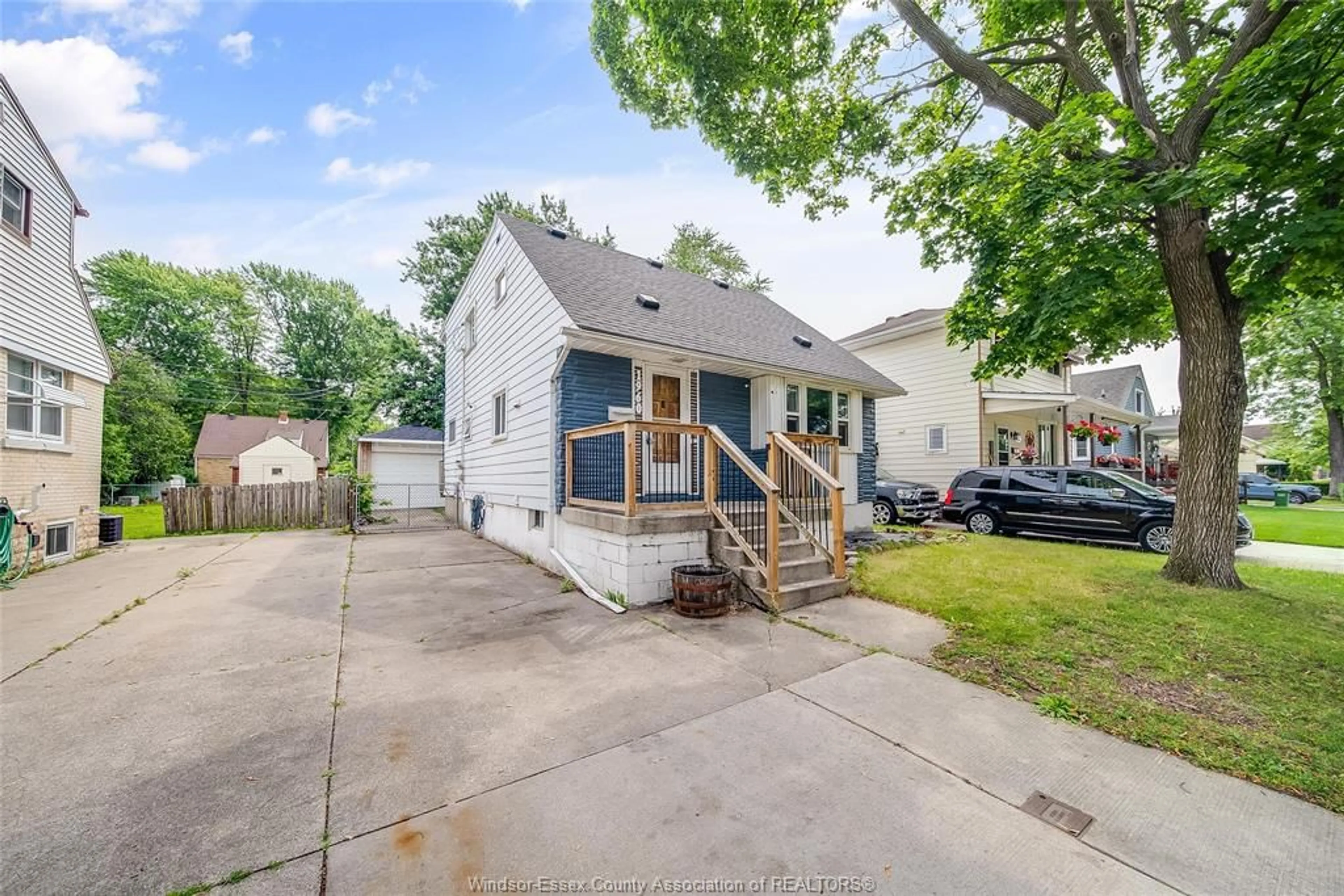 A pic from outside/outdoor area/front of a property/back of a property/a pic from drone, street for 1960 FRANCOIS Rd, Windsor Ontario N8W 4S8