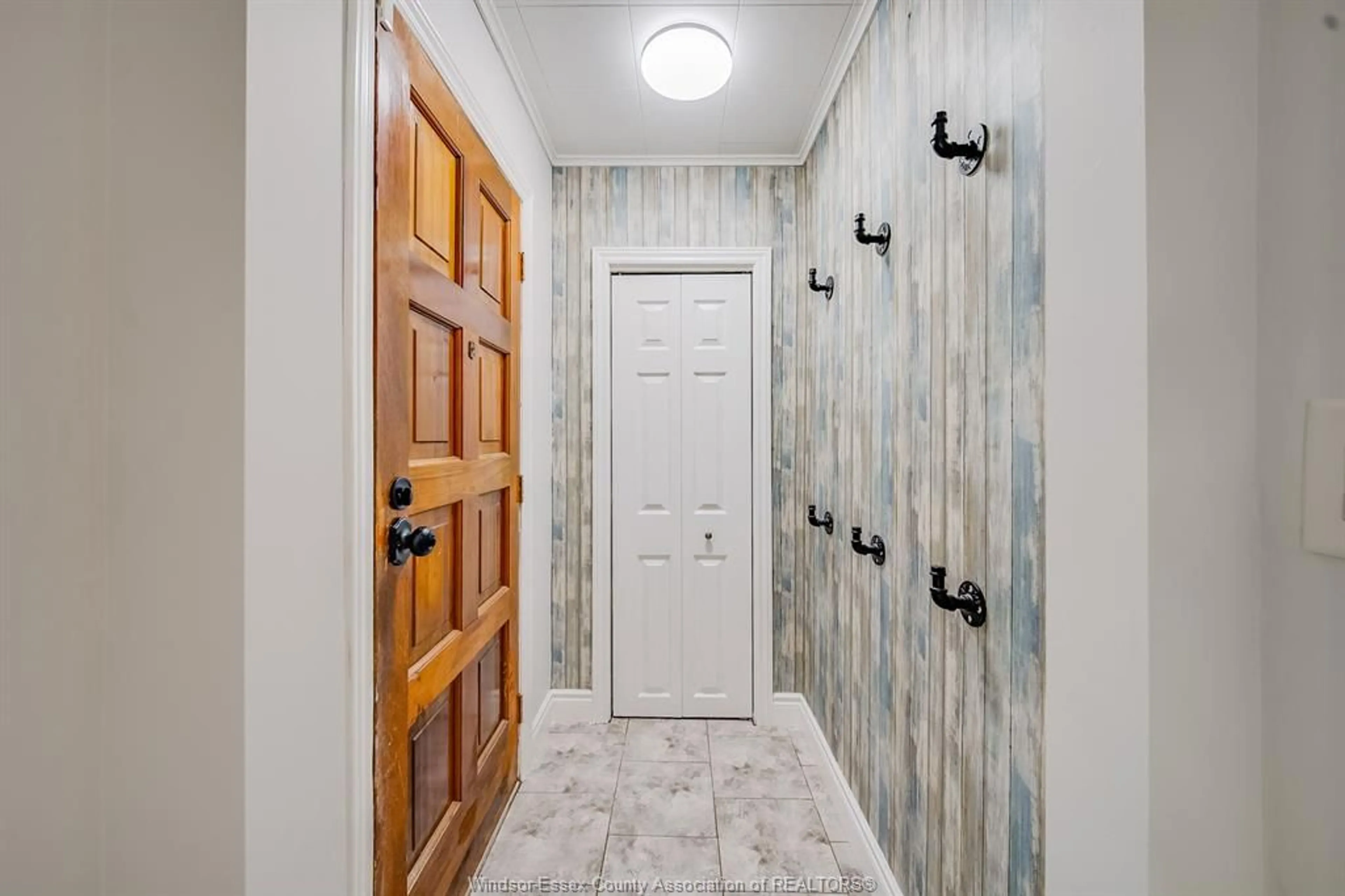 Indoor entryway for 1960 FRANCOIS Rd, Windsor Ontario N8W 4S8