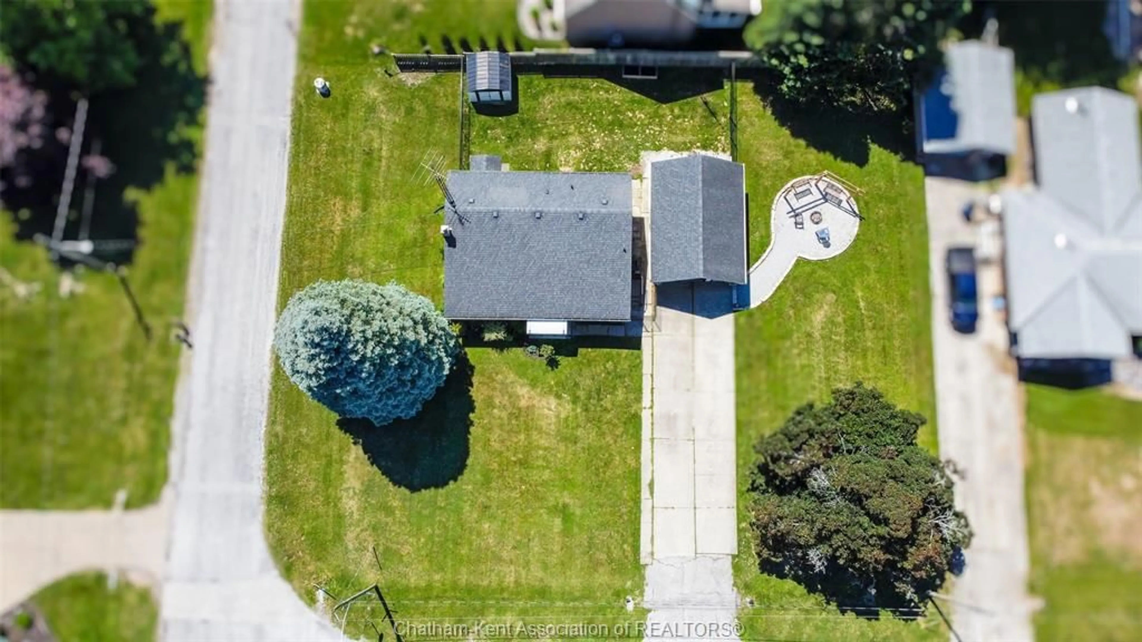 A pic from outside/outdoor area/front of a property/back of a property/a pic from drone, street for 67 Walnut Dr, Wallaceburg Ontario N8A 3L4