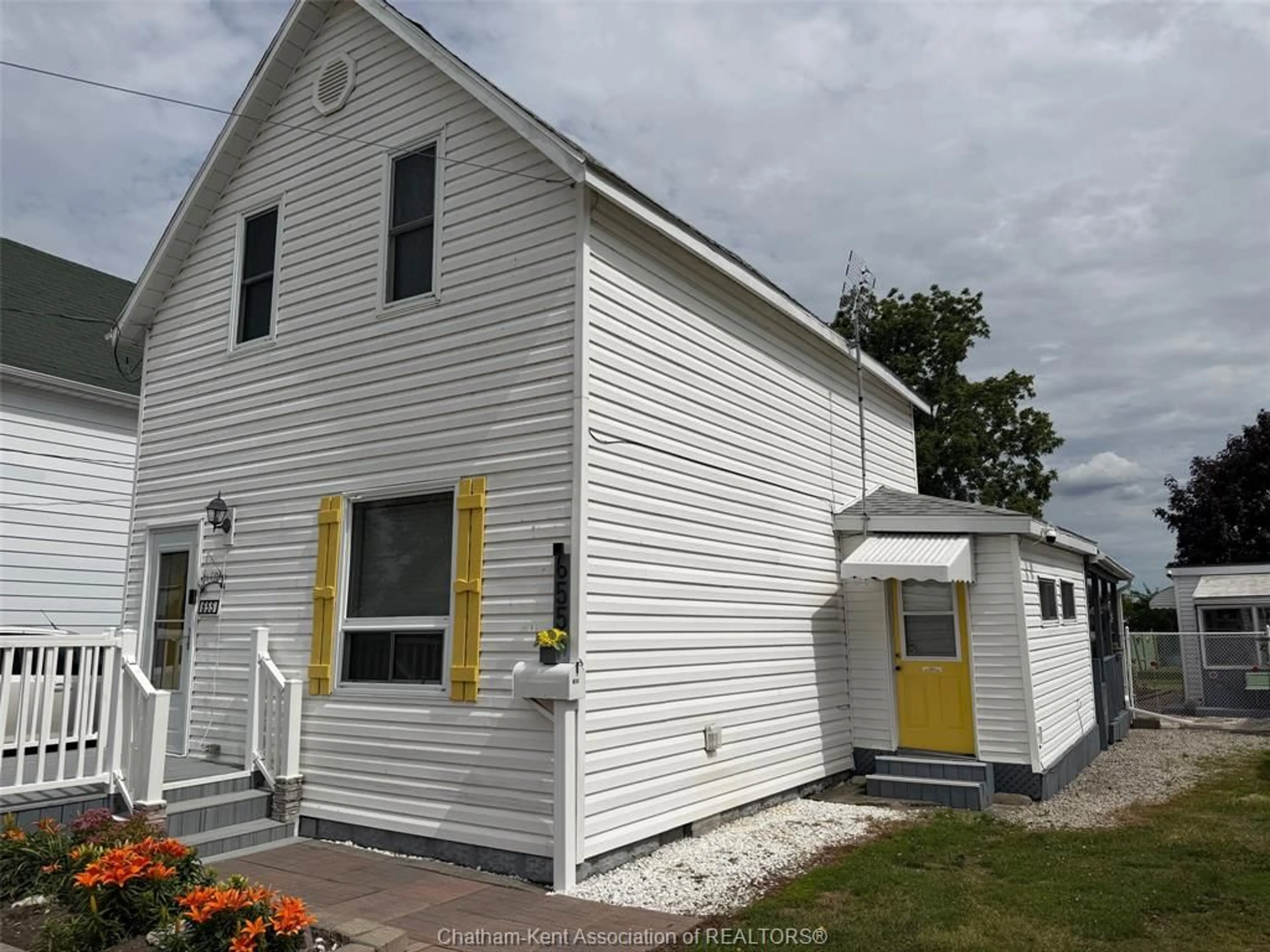 Home with vinyl exterior material, building for 655 Duke St, Wallaceburg Ontario N8A 1G1