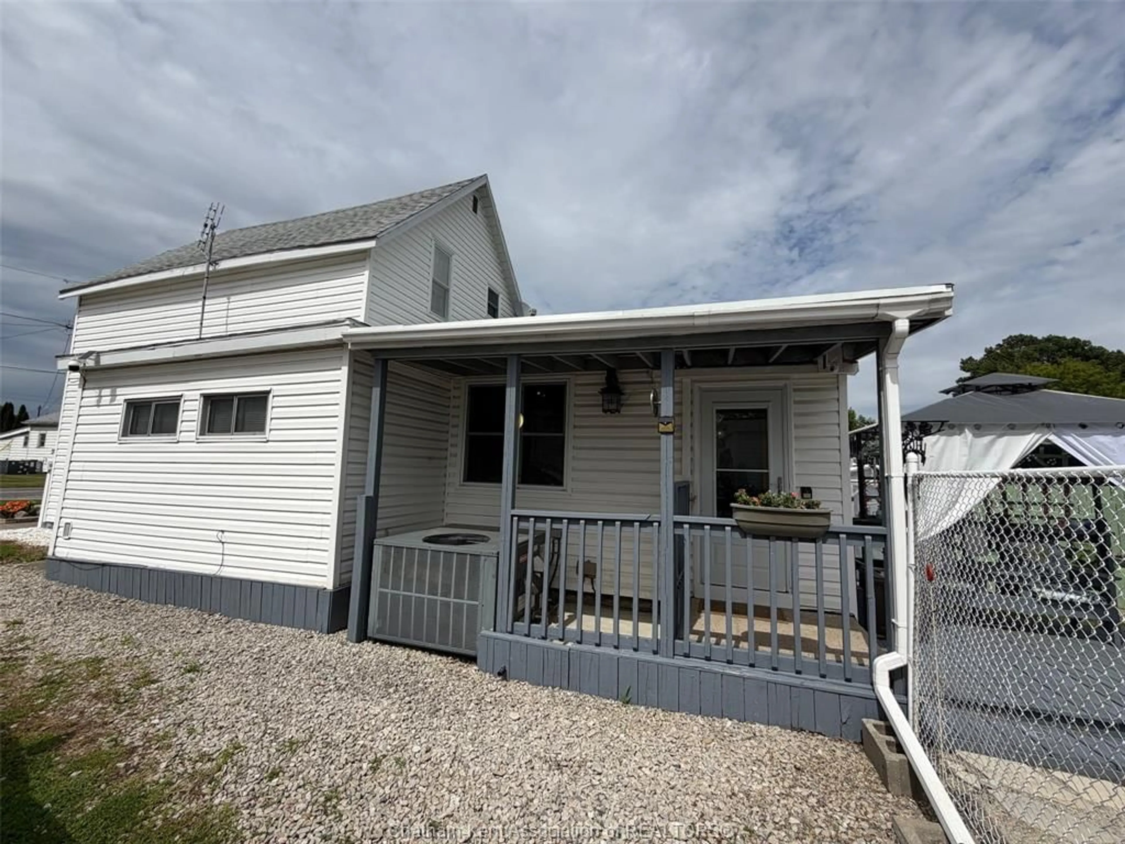 Home with vinyl exterior material, street for 655 Duke St, Wallaceburg Ontario N8A 1G1