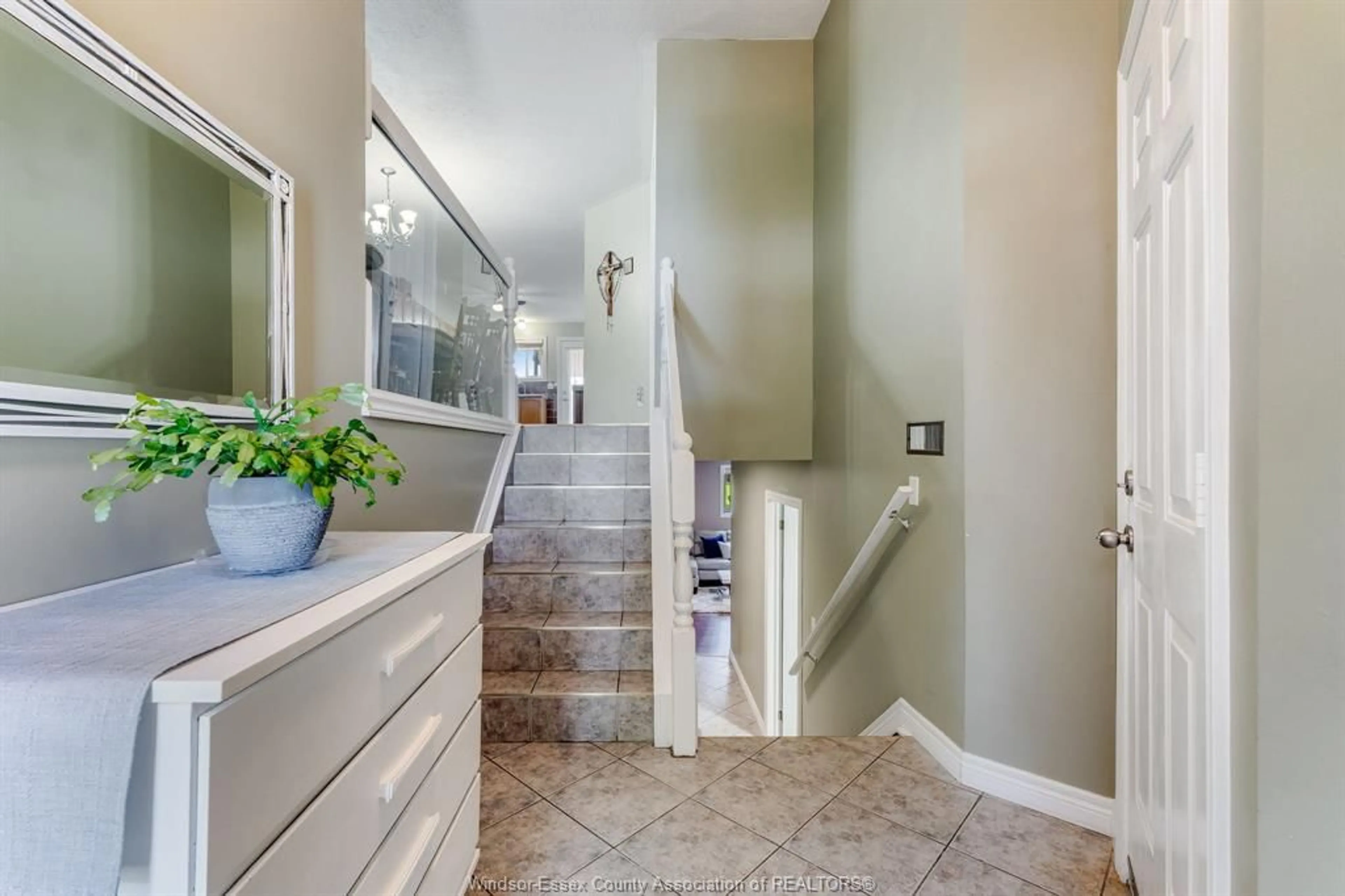 Indoor entryway for 130 Sturgeon Meadows Ave, Leamington Ontario N8H 5L1