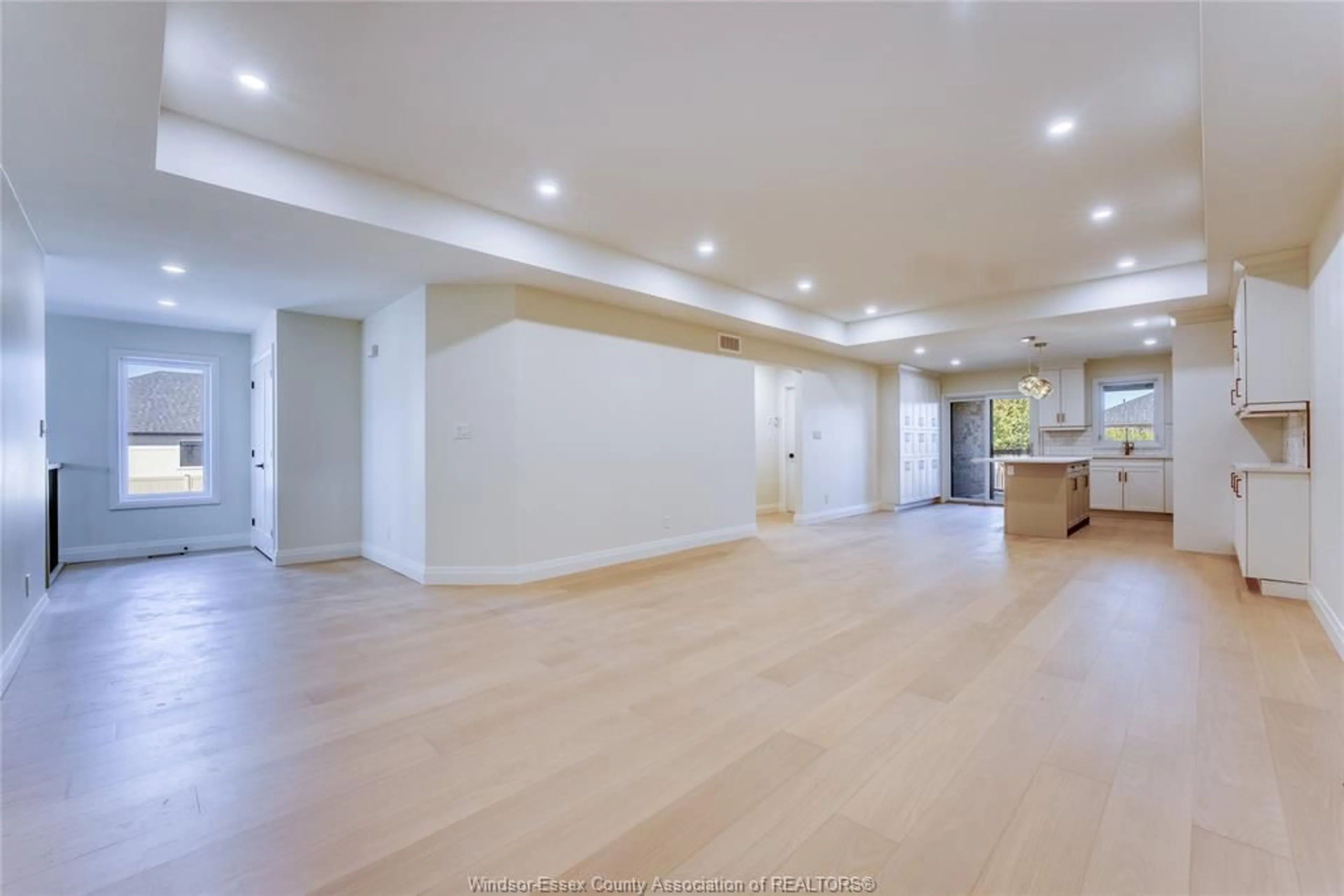 Indoor foyer for 371 MAYRAND St, LaSalle Ontario N9J 0E7