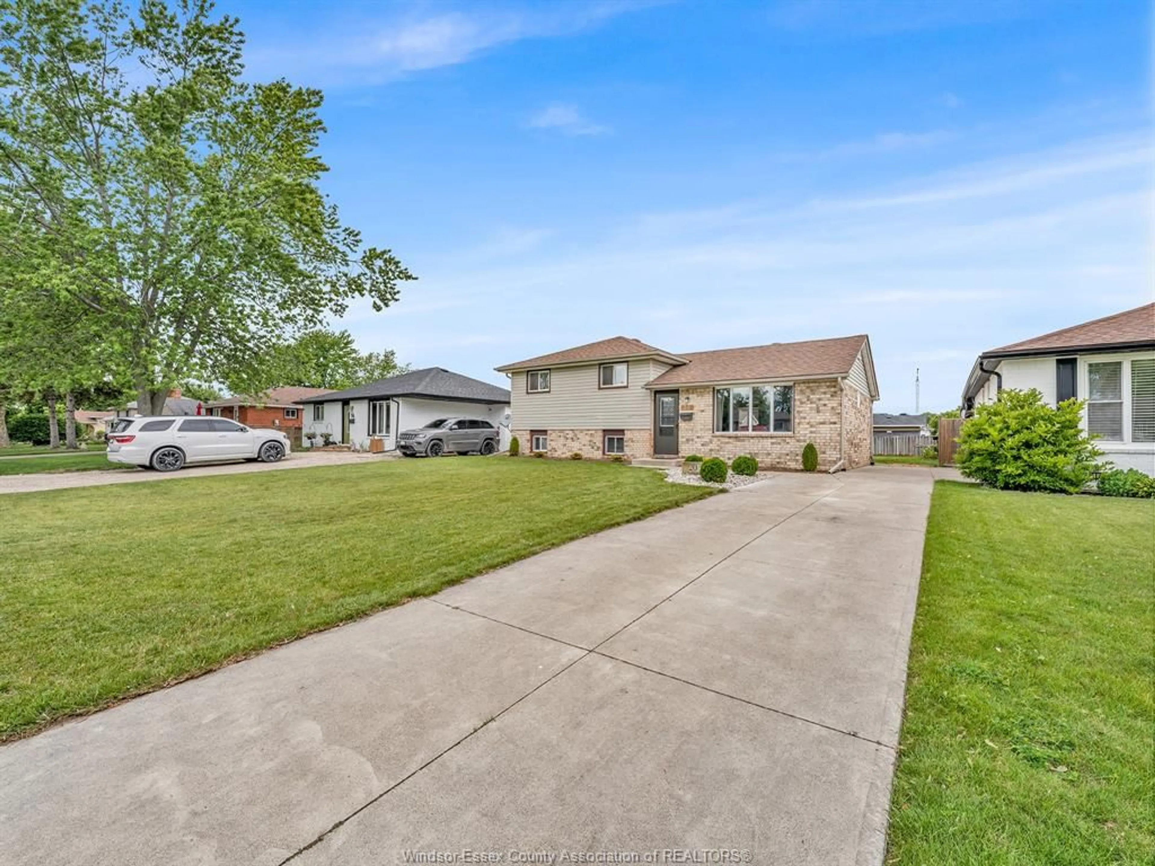 A pic from outside/outdoor area/front of a property/back of a property/a pic from drone, street for 20 ST. CHARLES PL, Amherstburg Ontario N9V 3J7