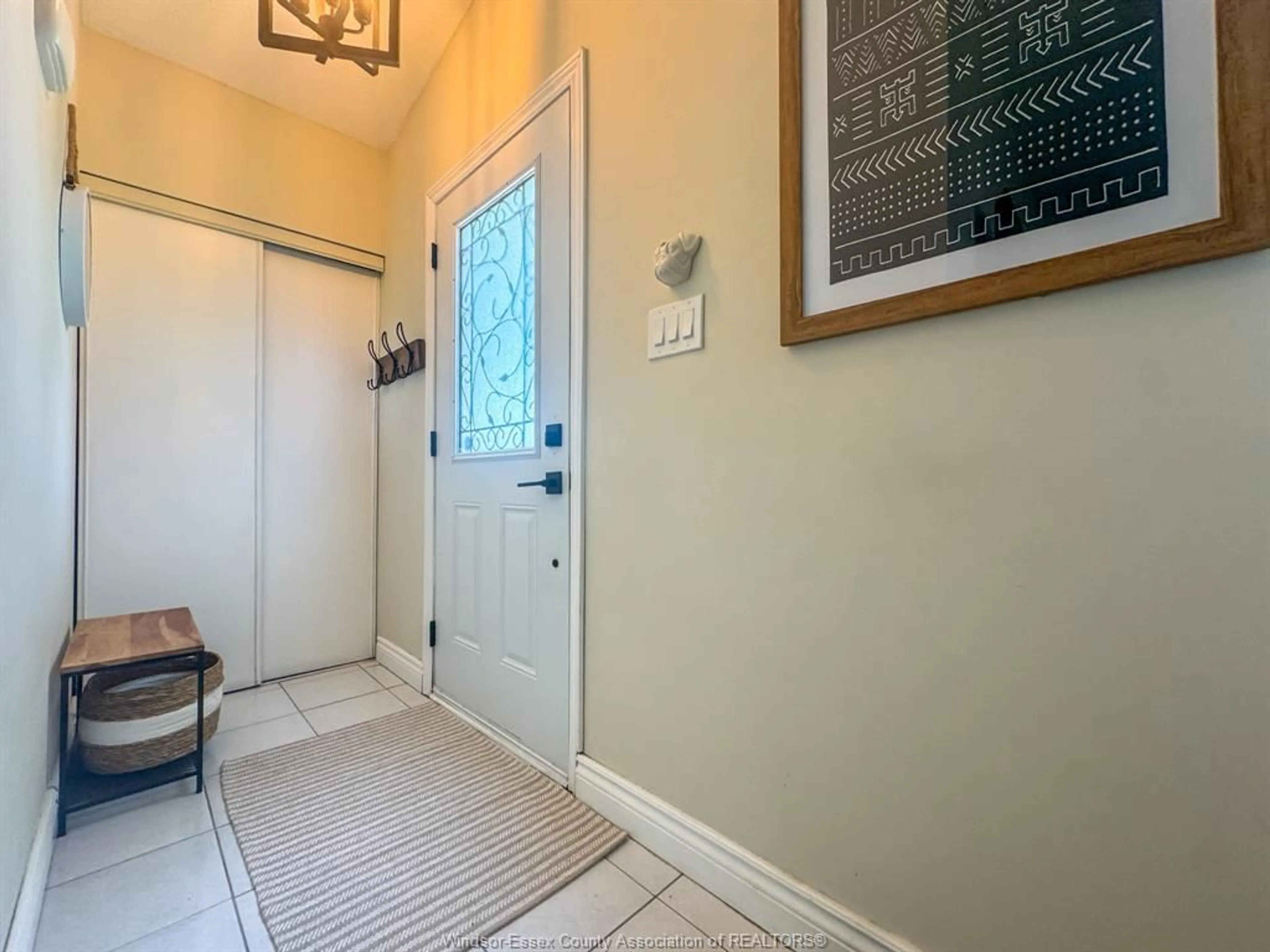 Indoor entryway for 1343 LEAFIELD, Windsor Ontario N8W 5A2