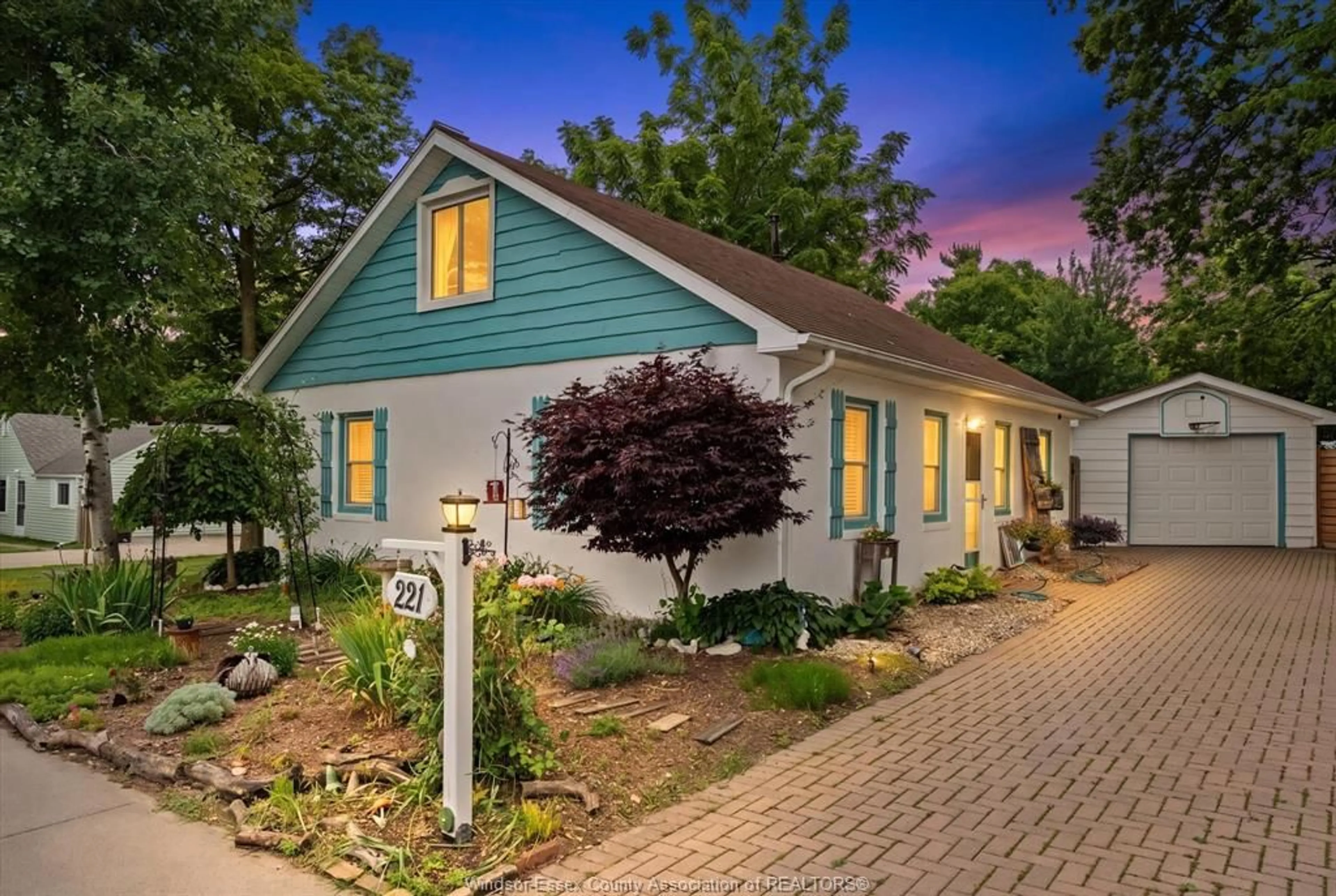 Home with vinyl exterior material, street for 221 CENTRE St, Harrow Ontario N0R 1G0