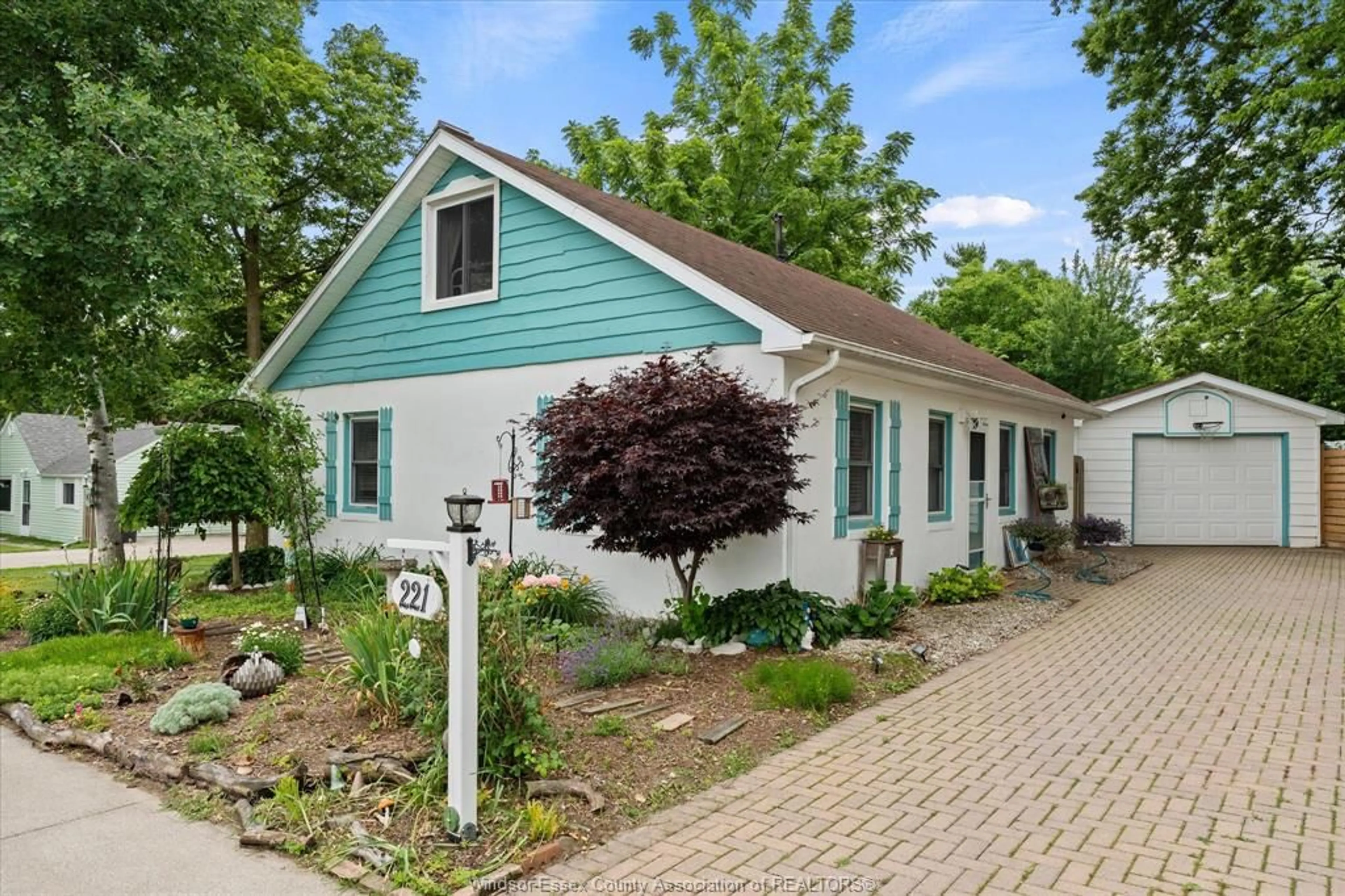 Home with vinyl exterior material, street for 221 CENTRE St, Harrow Ontario N0R 1G0