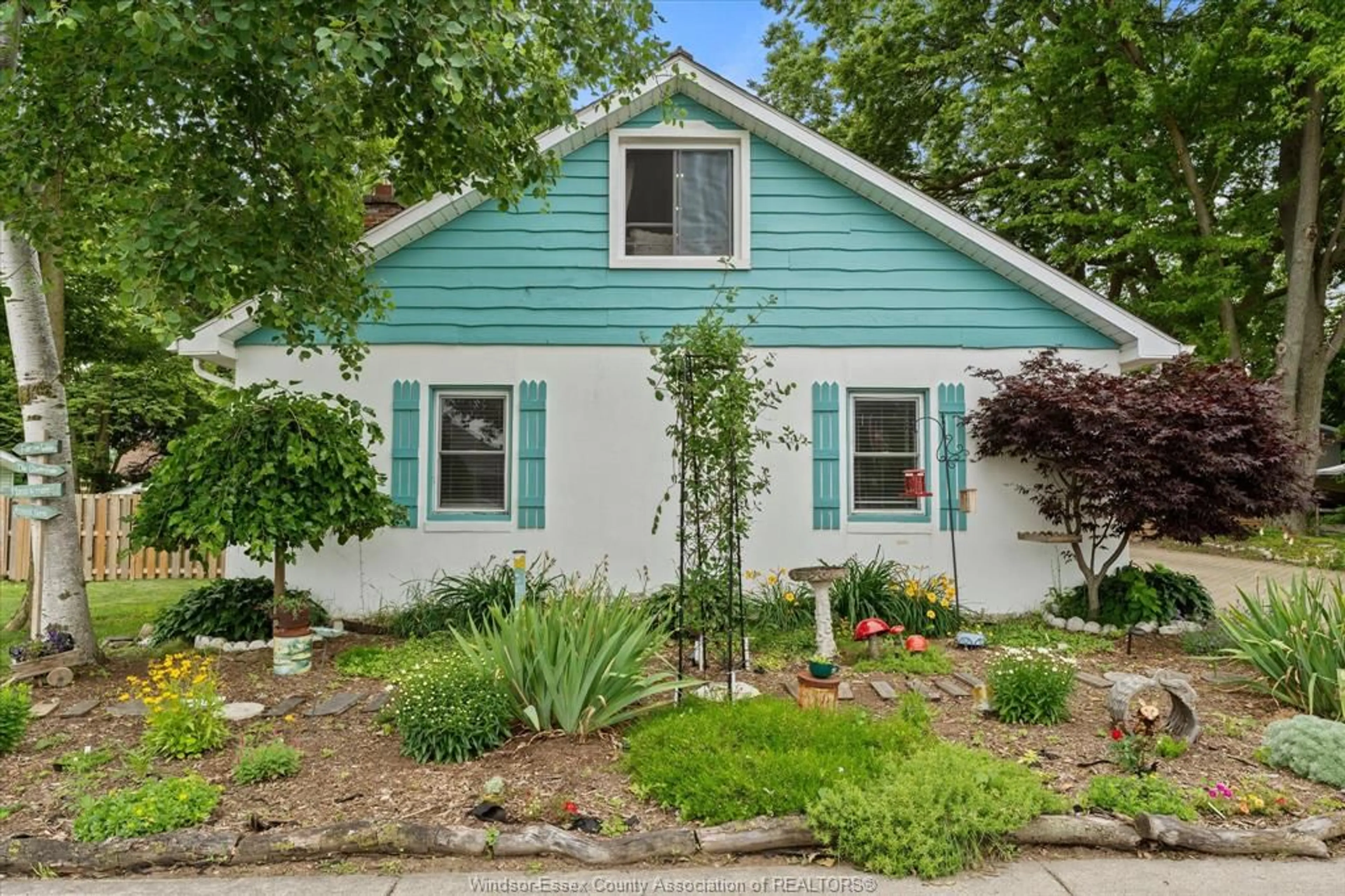 Home with vinyl exterior material, street for 221 CENTRE St, Harrow Ontario N0R 1G0