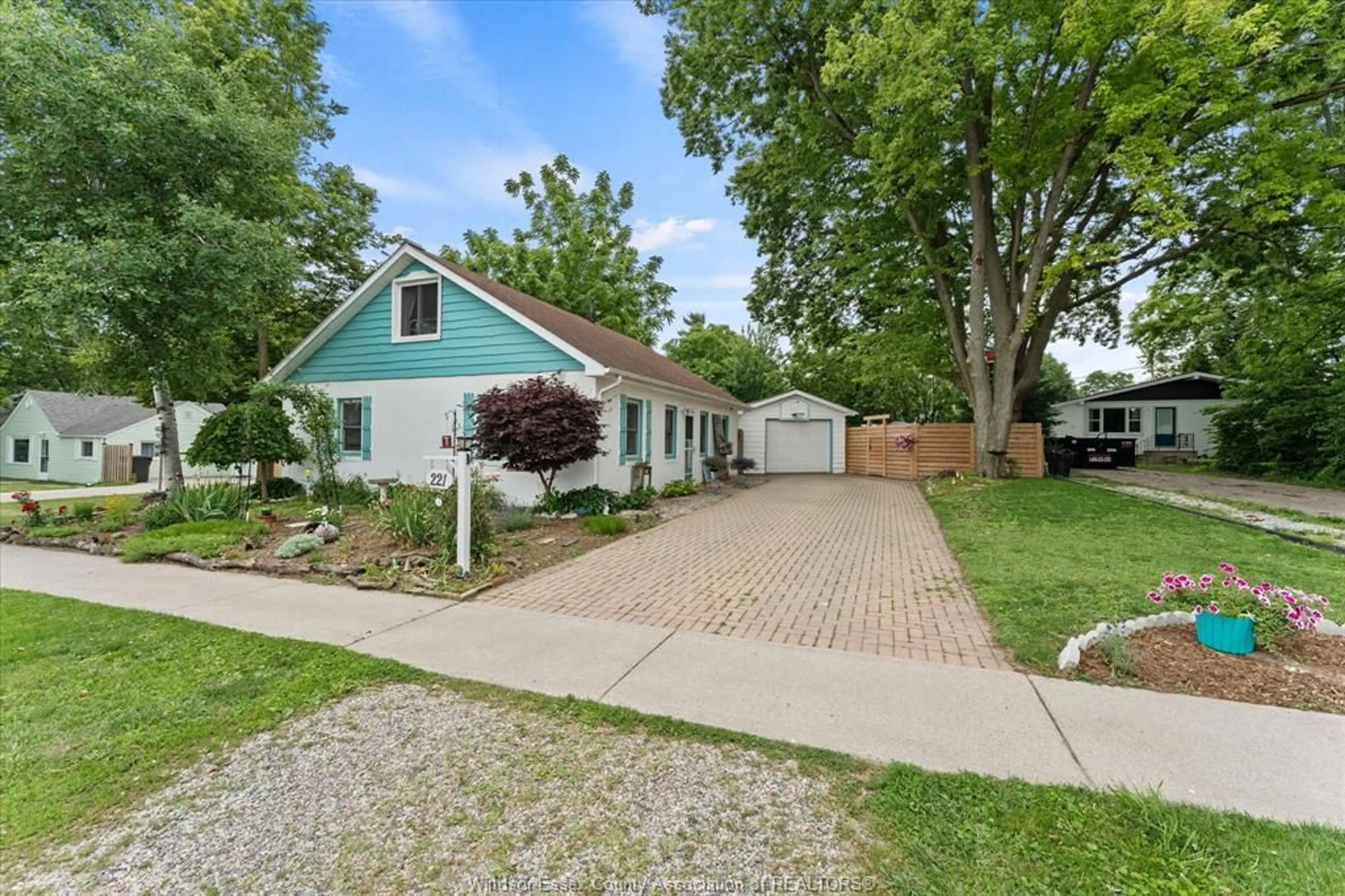 A pic from outside/outdoor area/front of a property/back of a property/a pic from drone, street for 221 CENTRE St, Harrow Ontario N0R 1G0