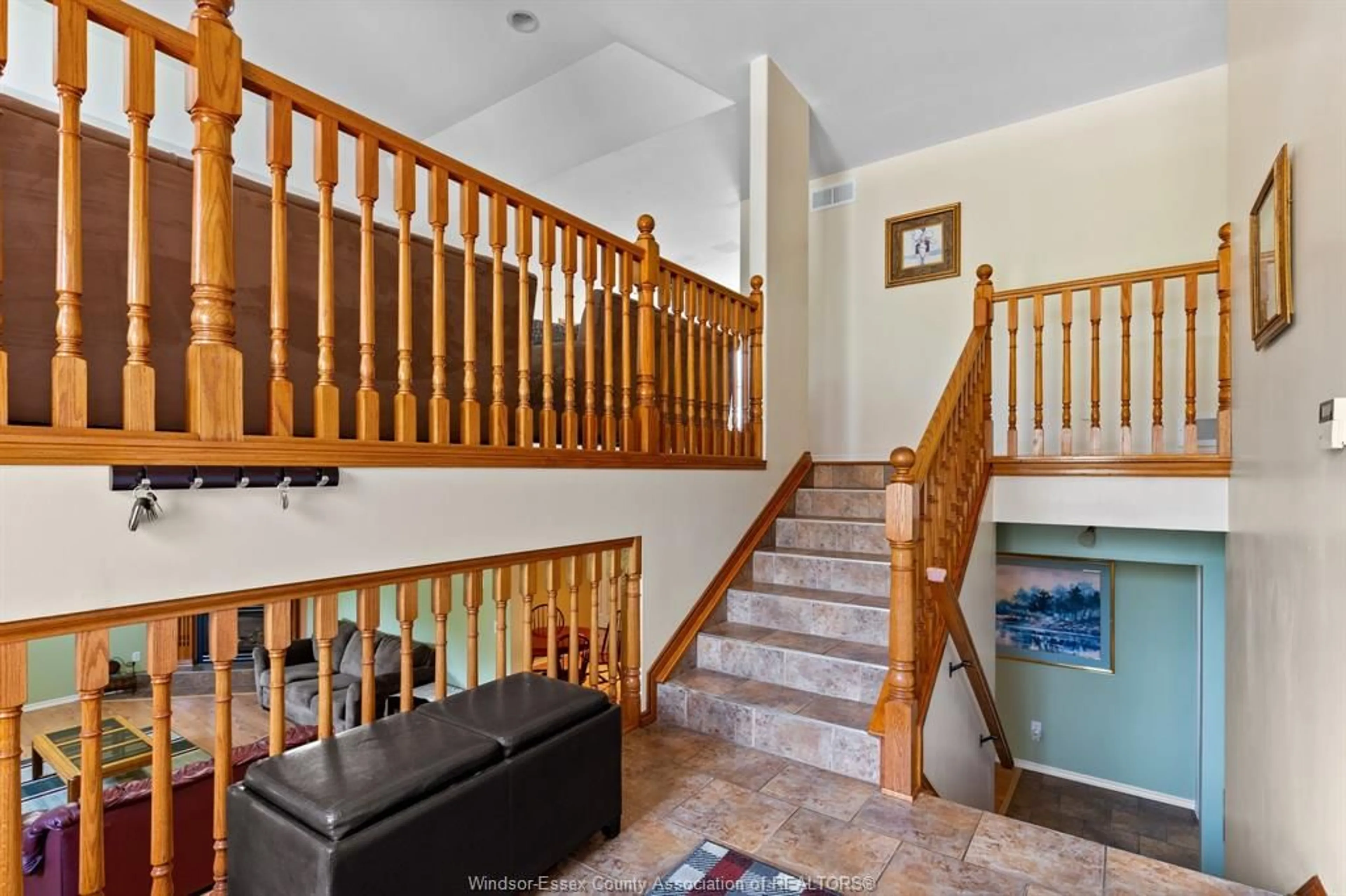 Indoor foyer for 8341 MIDDLESIDE ROAD, Amherstburg Ontario N0R 1J0
