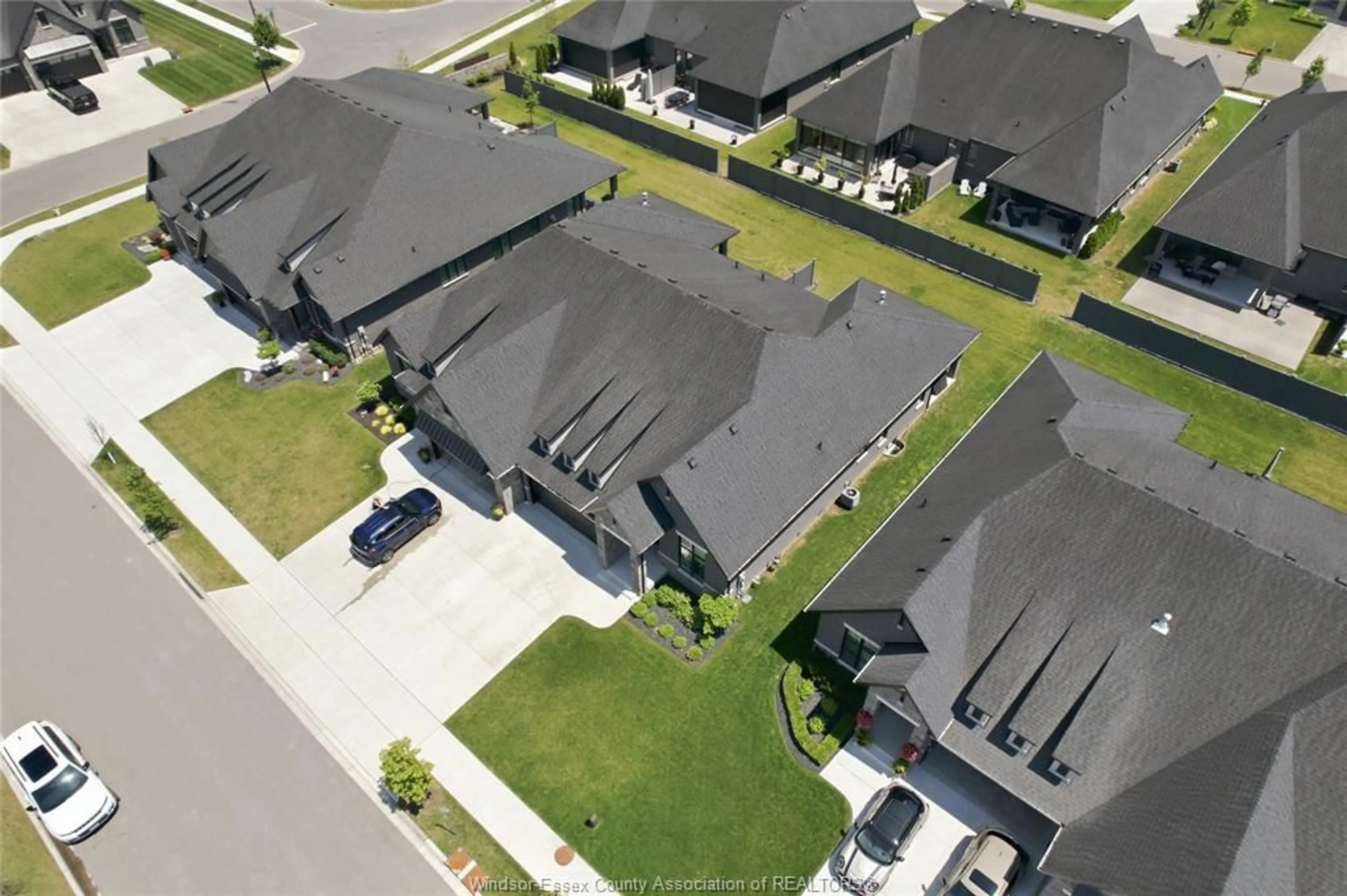 A pic from outside/outdoor area/front of a property/back of a property/a pic from drone, street for 299 XAVIER Cir, Lakeshore Ontario N8N 0J3