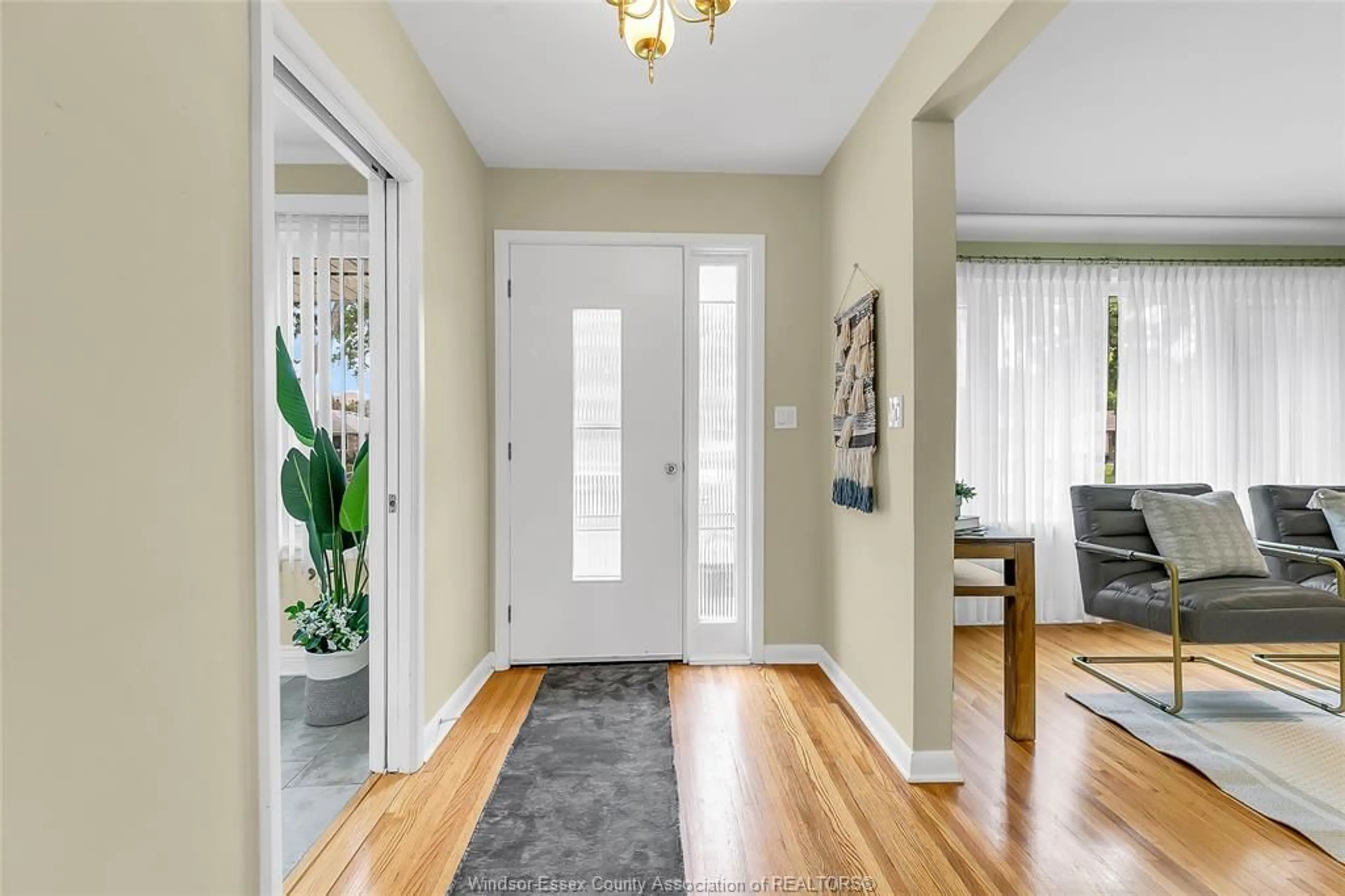 Indoor entryway for 845 ROSSINI Blvd, Windsor Ontario N8Y 2Z2