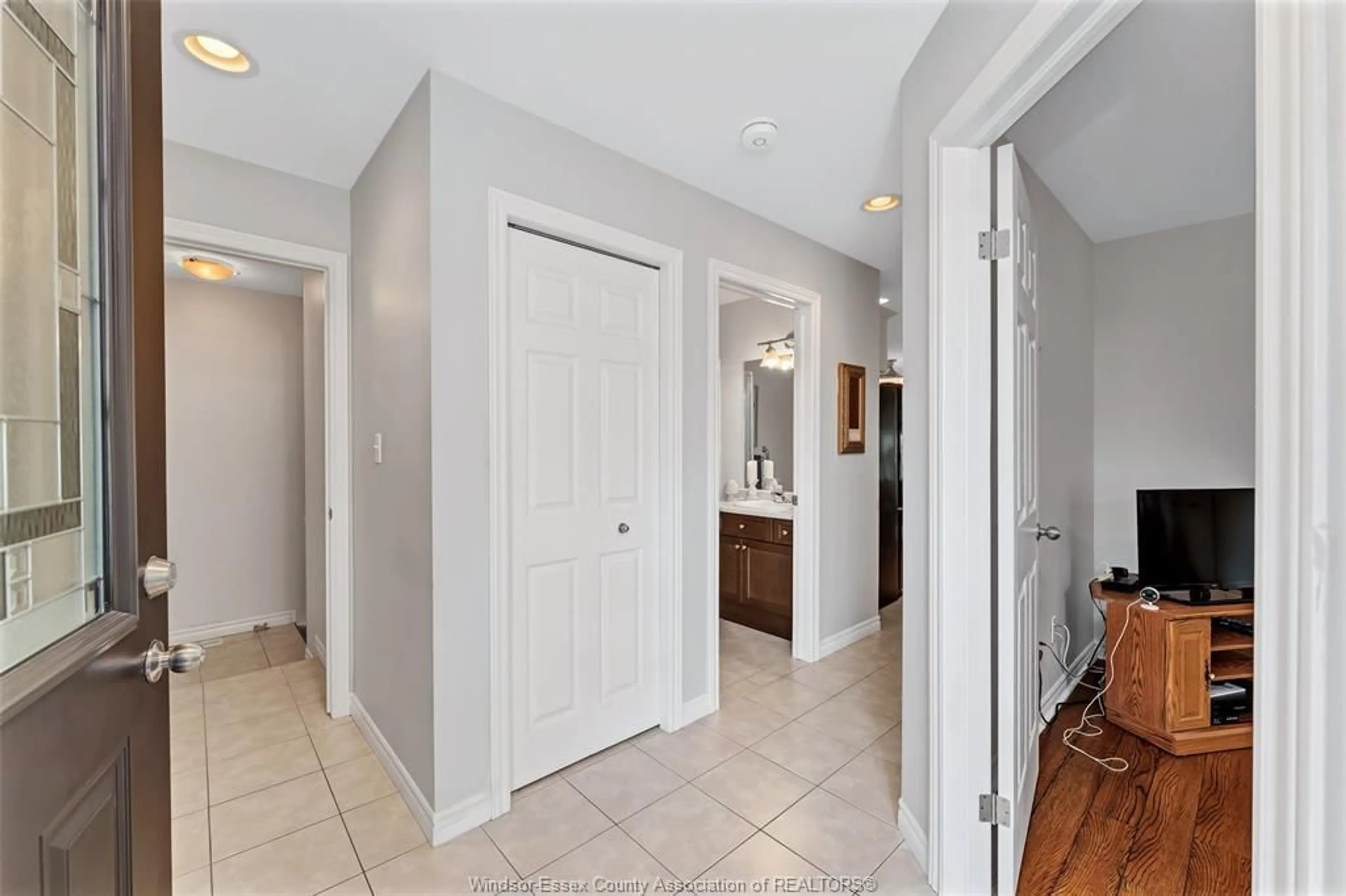 Indoor entryway for 1535 LUXURY, Windsor Ontario N8P 1S7