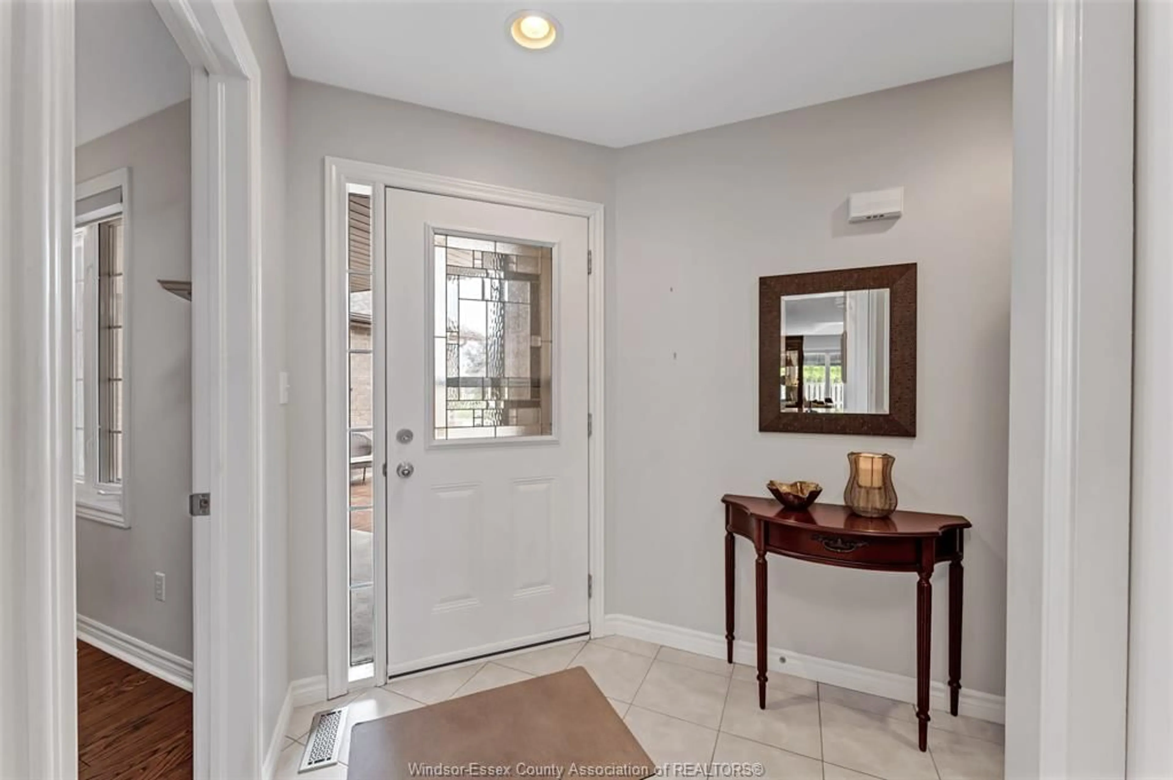 Indoor entryway for 1535 LUXURY, Windsor Ontario N8P 1S7