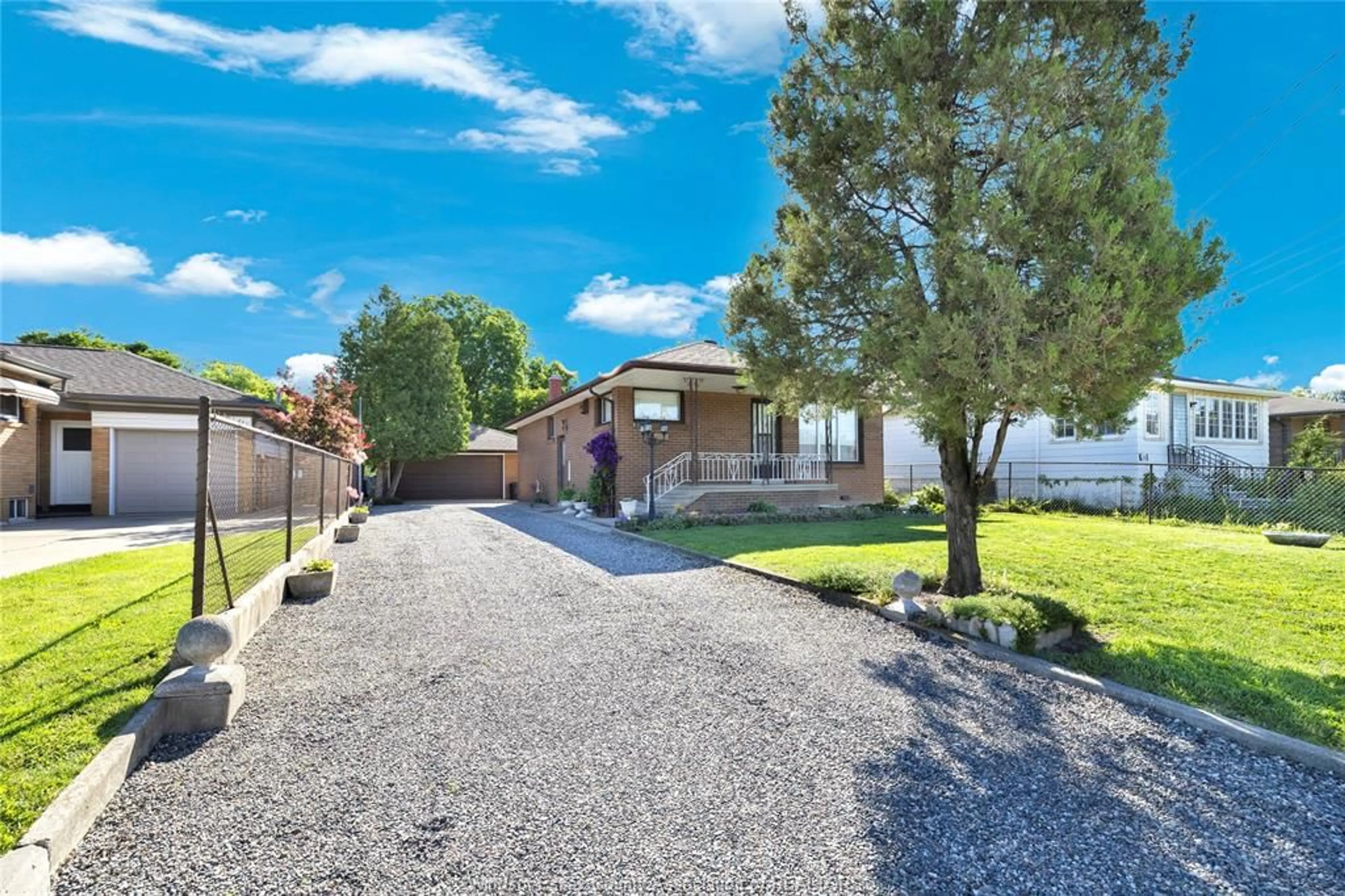 A pic from outside/outdoor area/front of a property/back of a property/a pic from drone, street for 2680 JOS ST. LOUIS, Windsor Ontario N8T 2M6