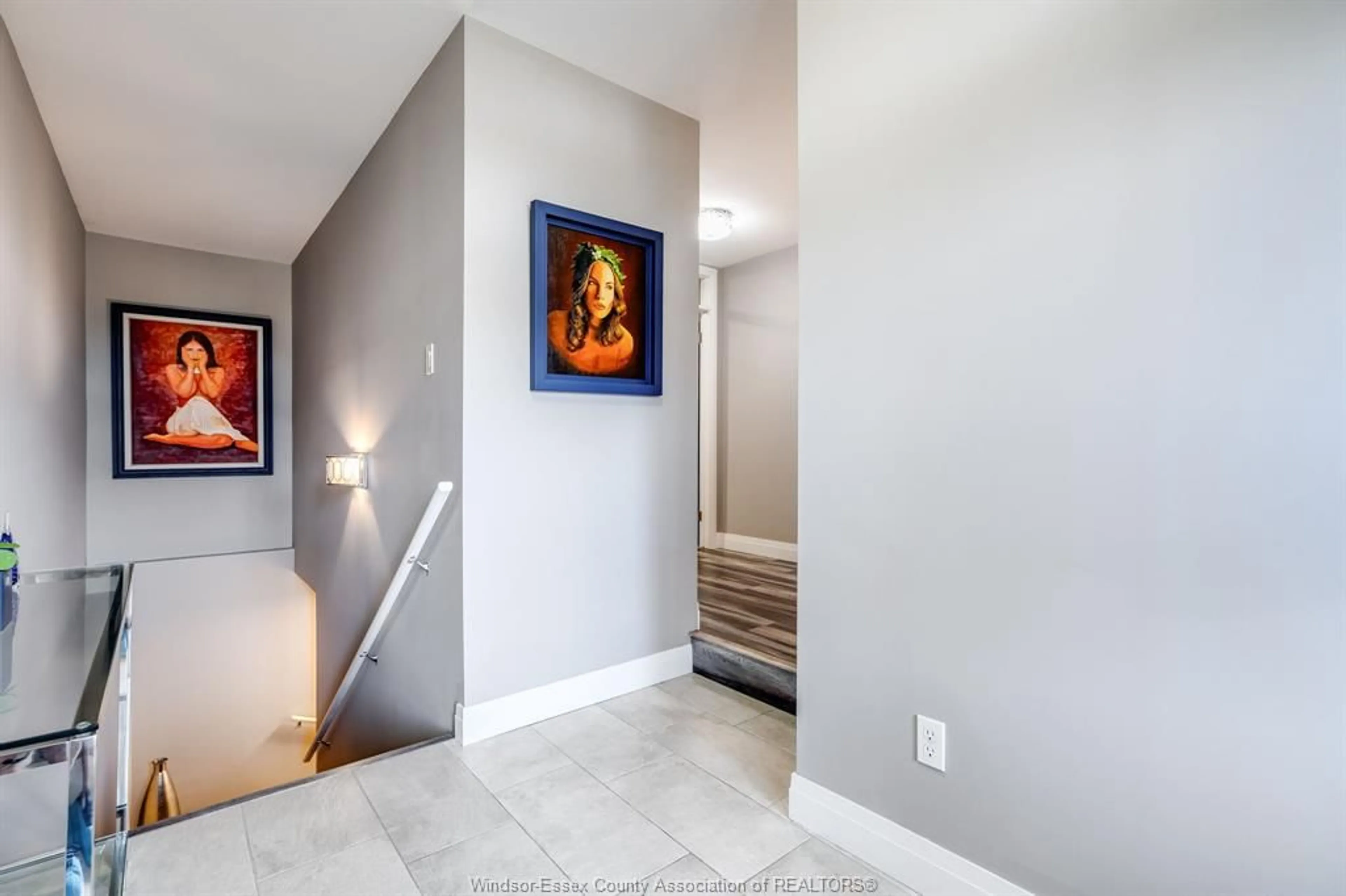 Indoor entryway for 1 Woodland St, Kingsville Ontario N9Y 0B1