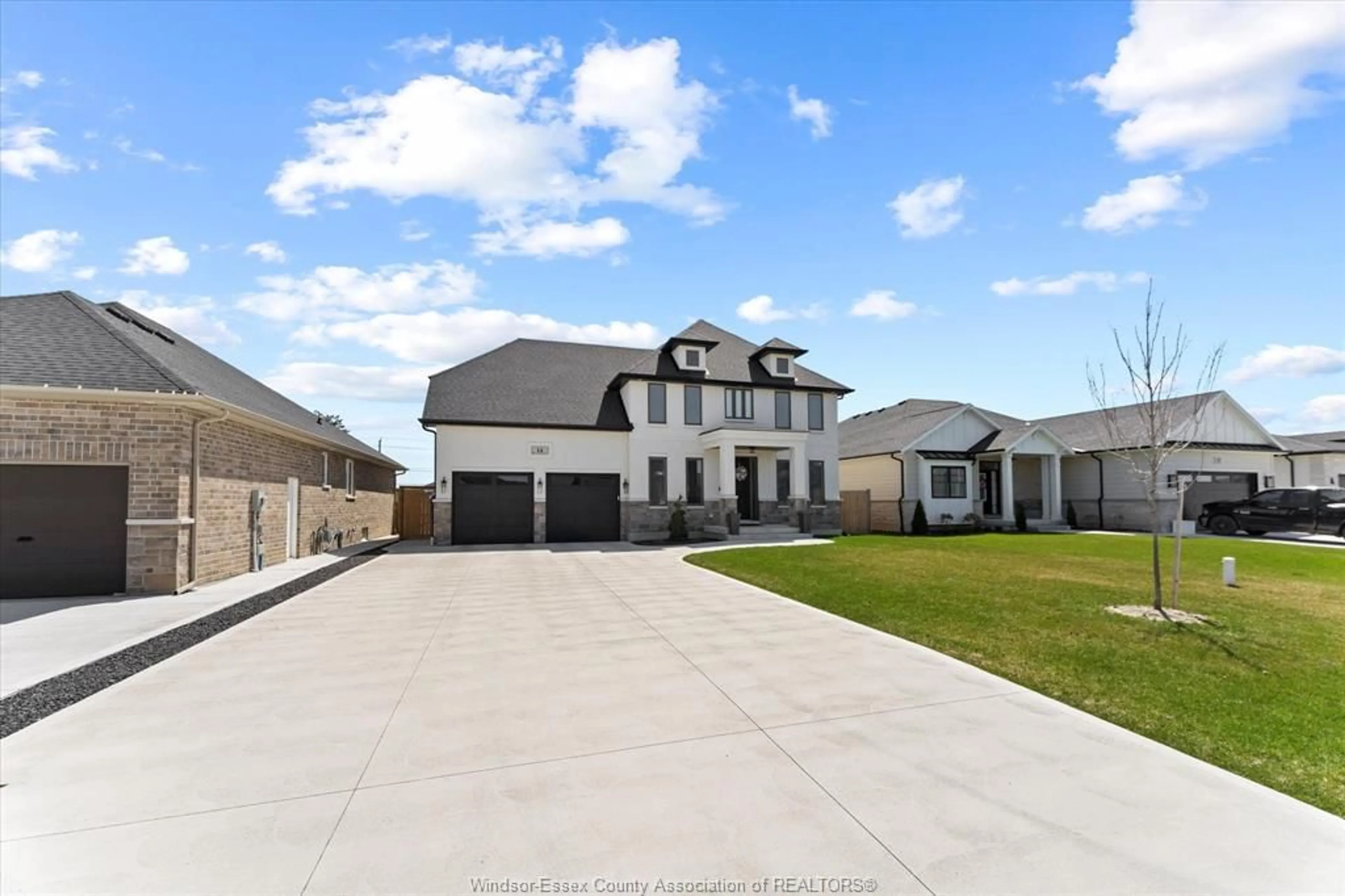 A pic from outside/outdoor area/front of a property/back of a property/a pic from drone, street for 14 DUNDEE Dr, Chatham Ontario N7M 0S7