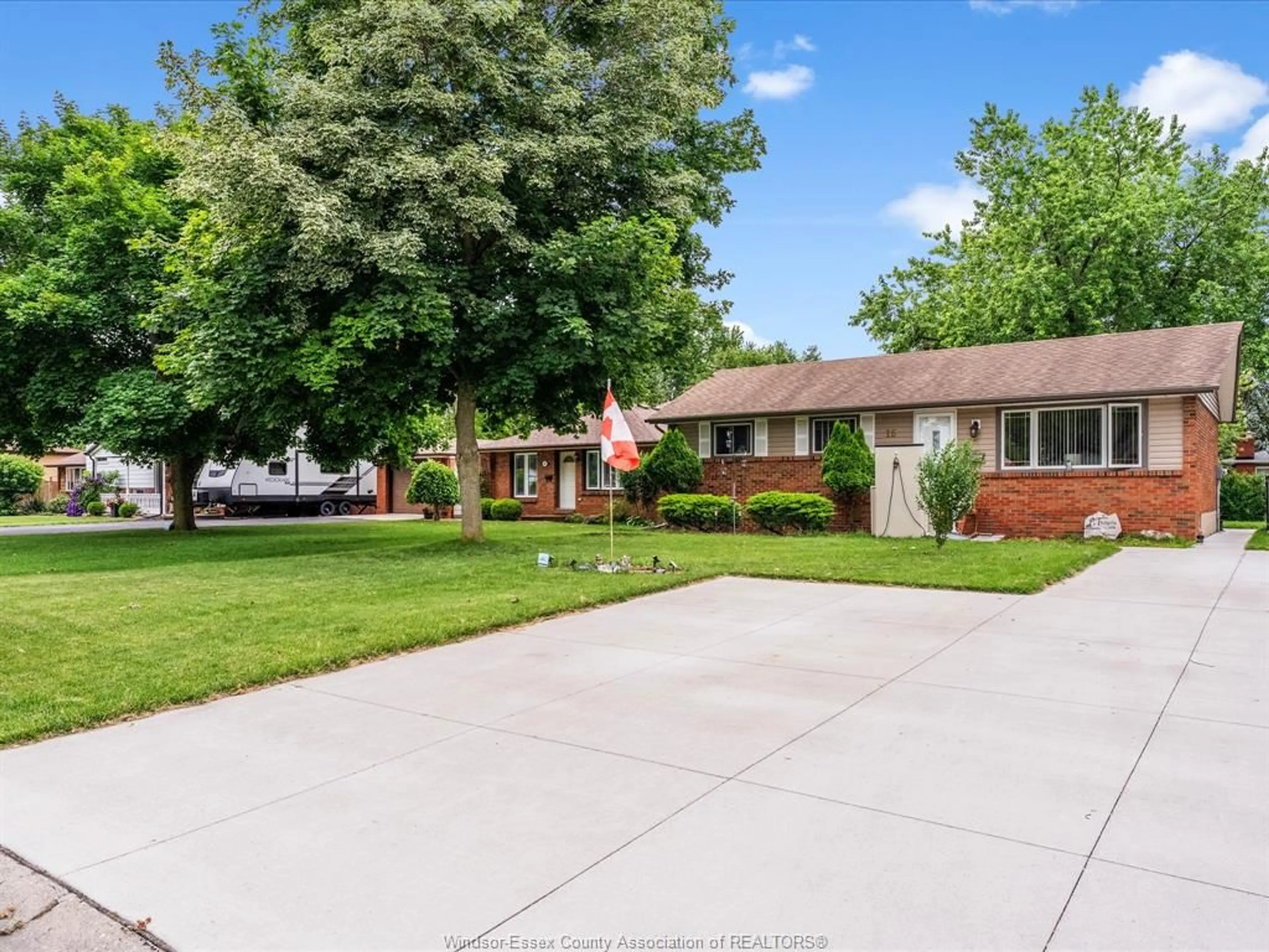 A pic from outside/outdoor area/front of a property/back of a property/a pic from drone, street for 15 RIVIERA, Amherstburg Ontario N9V 3A5
