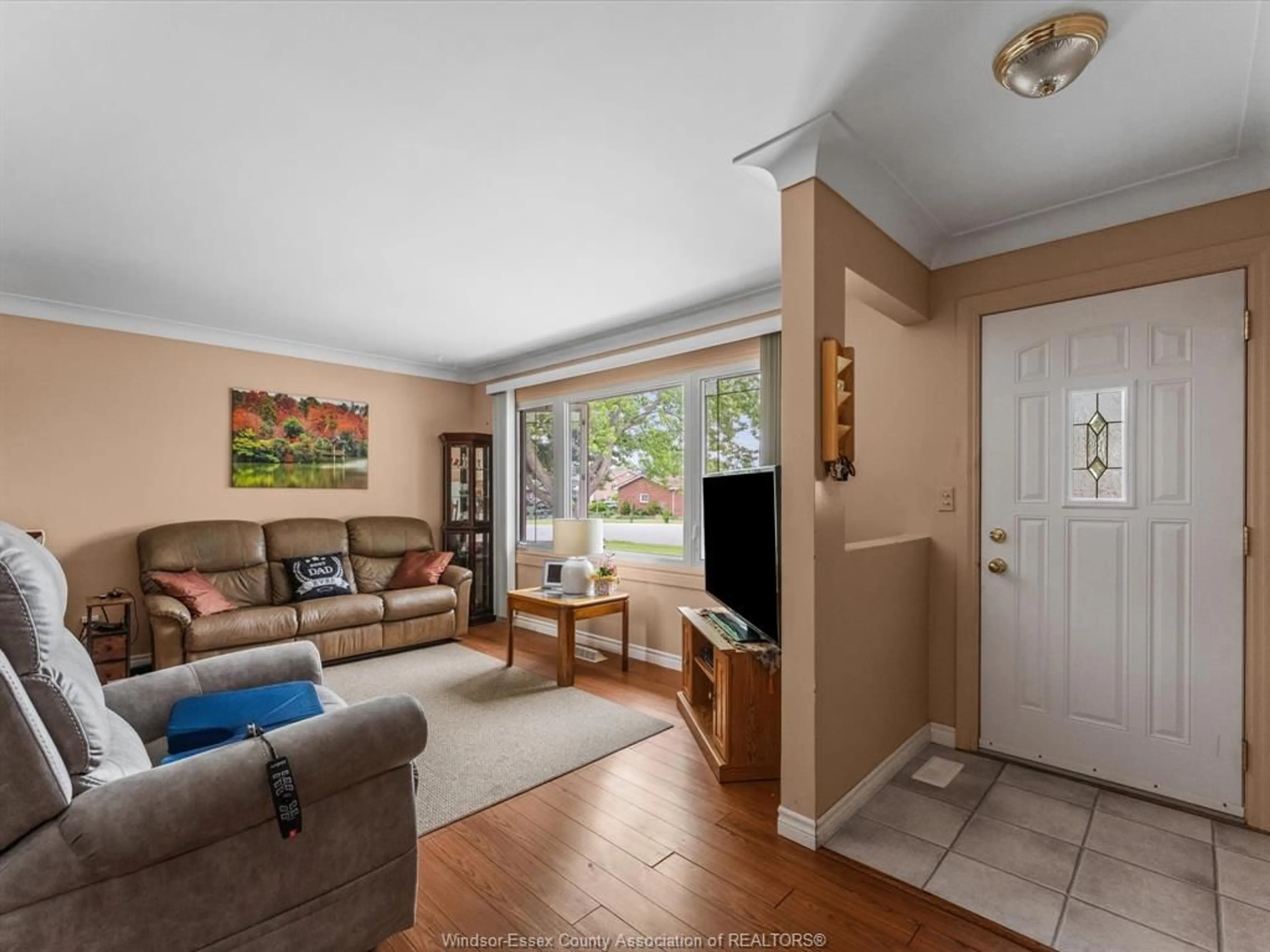 Living room with furniture, ceramic/tile floor for 15 RIVIERA, Amherstburg Ontario N9V 3A5