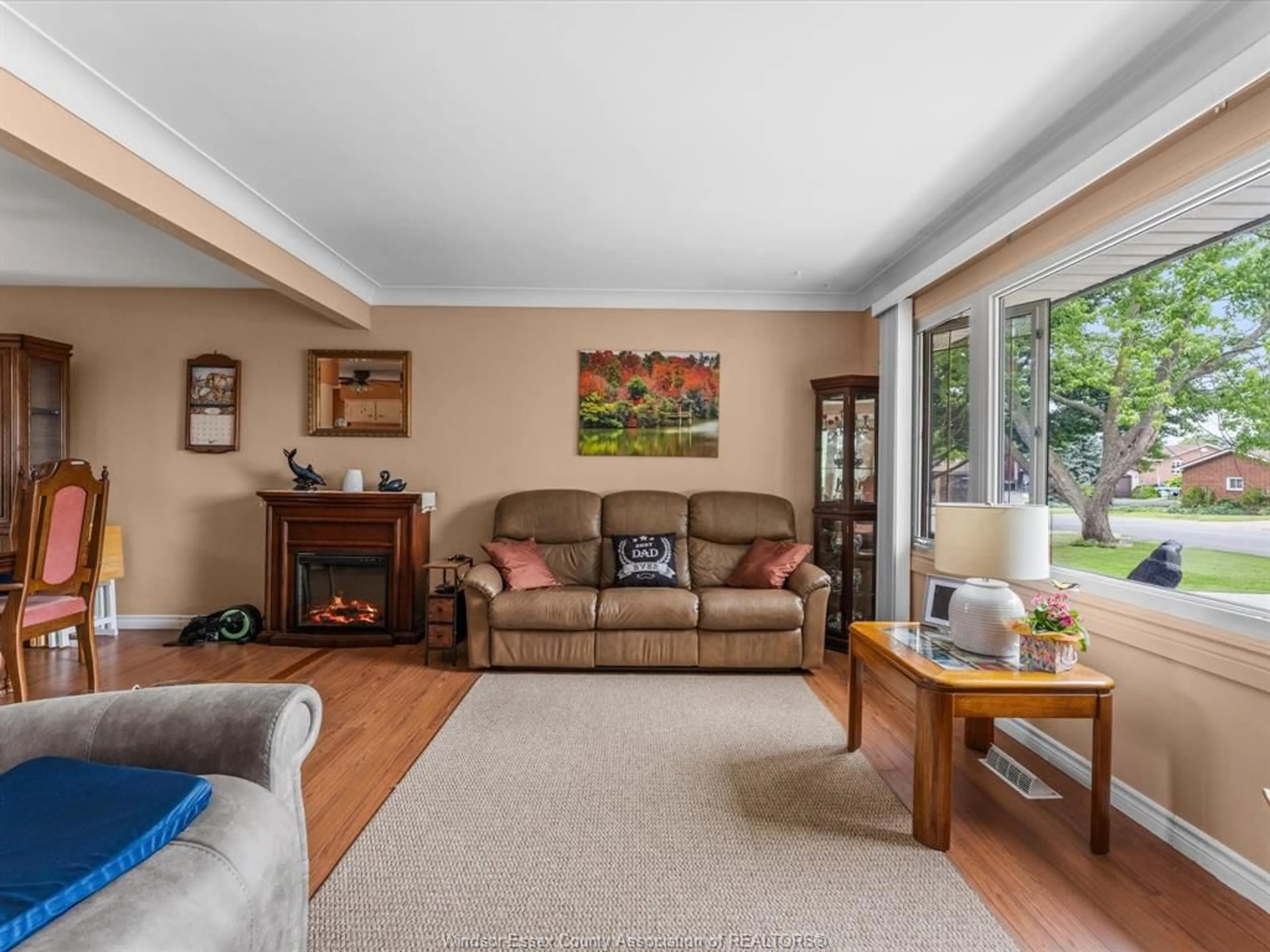 Living room with furniture, wood/laminate floor for 15 RIVIERA, Amherstburg Ontario N9V 3A5