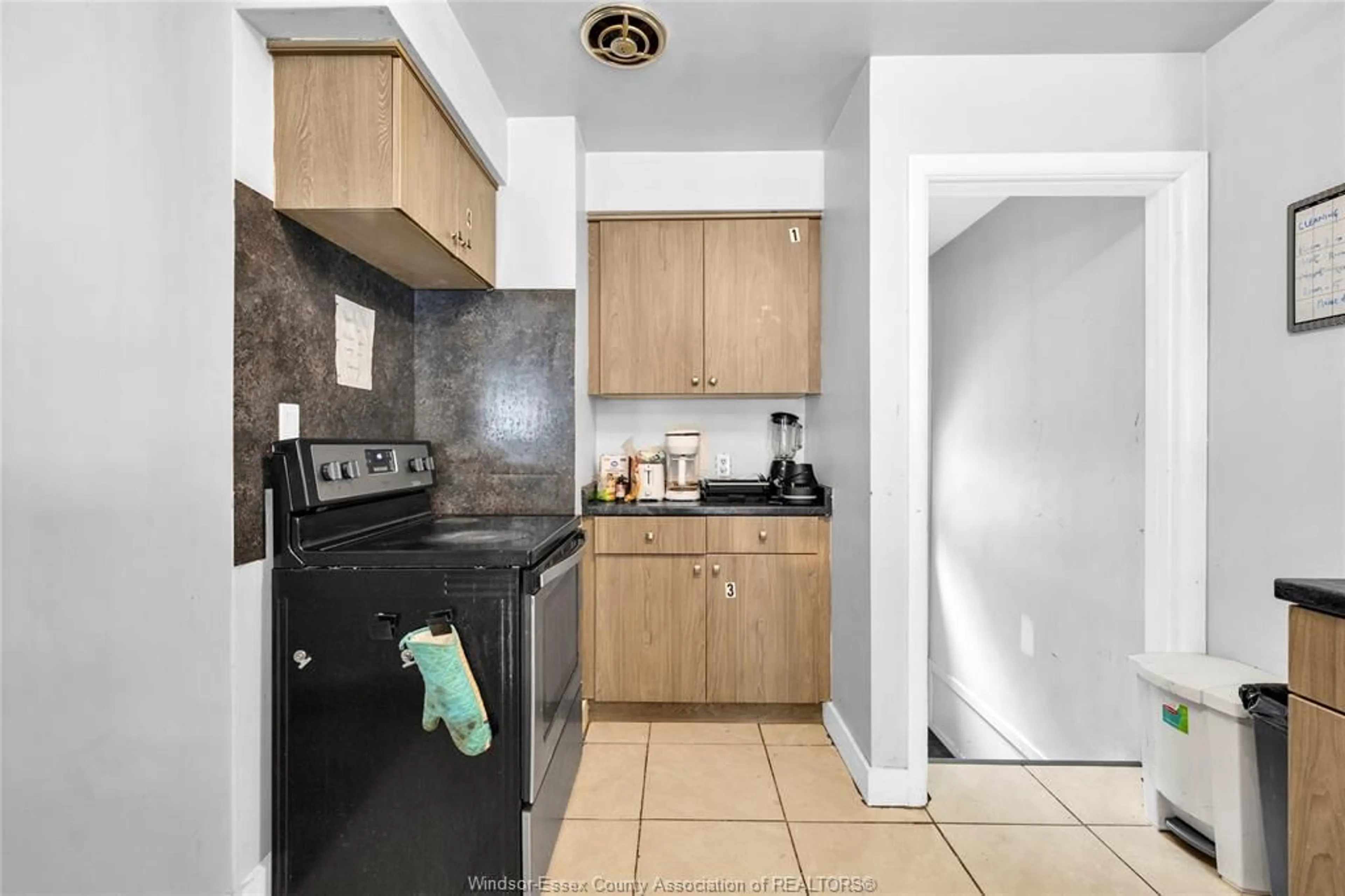 Standard kitchen, ceramic/tile floor for 1158 DOT Ave, Windsor Ontario N9C 3J1