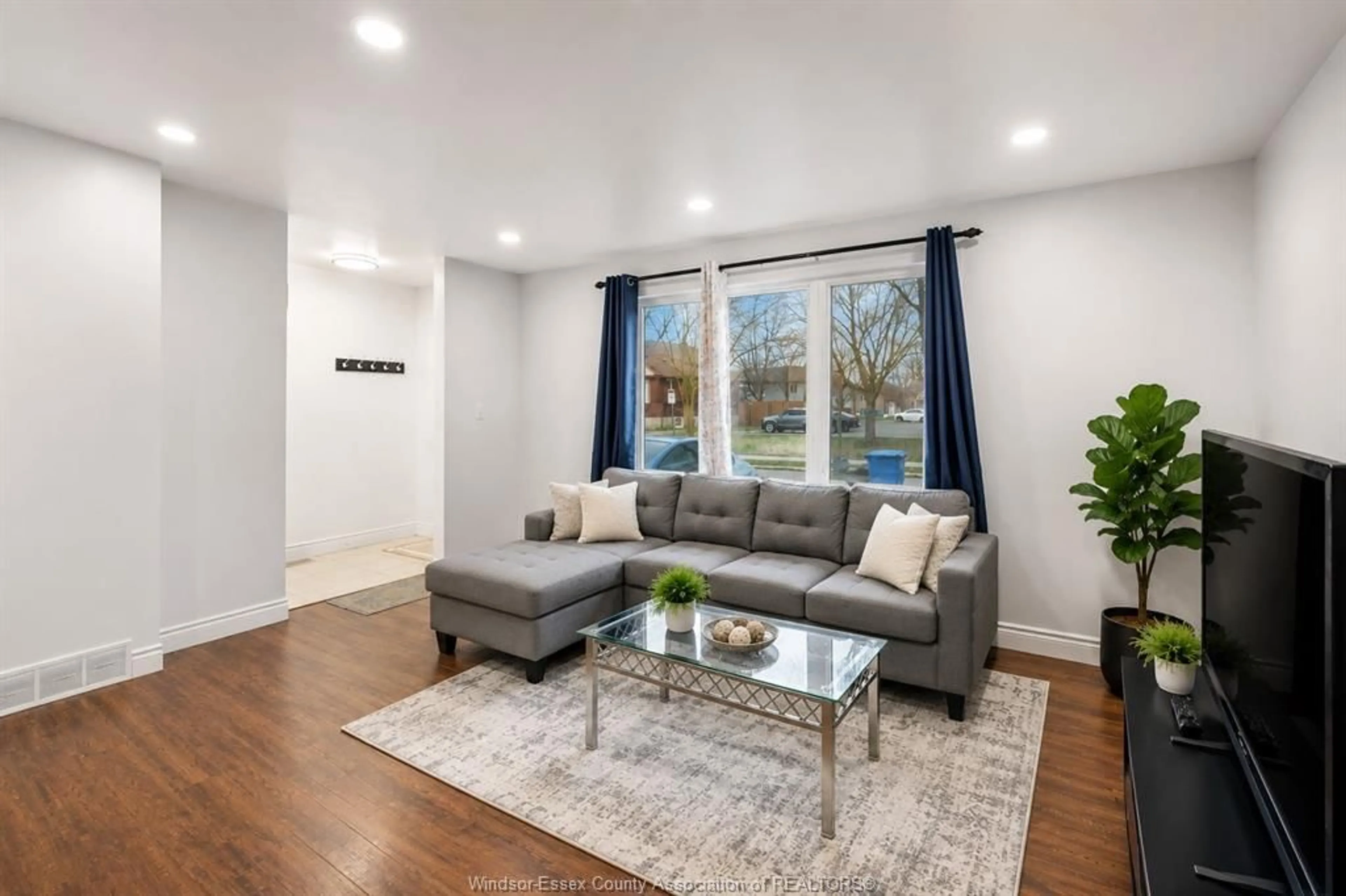Living room with furniture, wood/laminate floor for 636 JOSEPHINE Ave, Windsor Ontario N9B 2L3