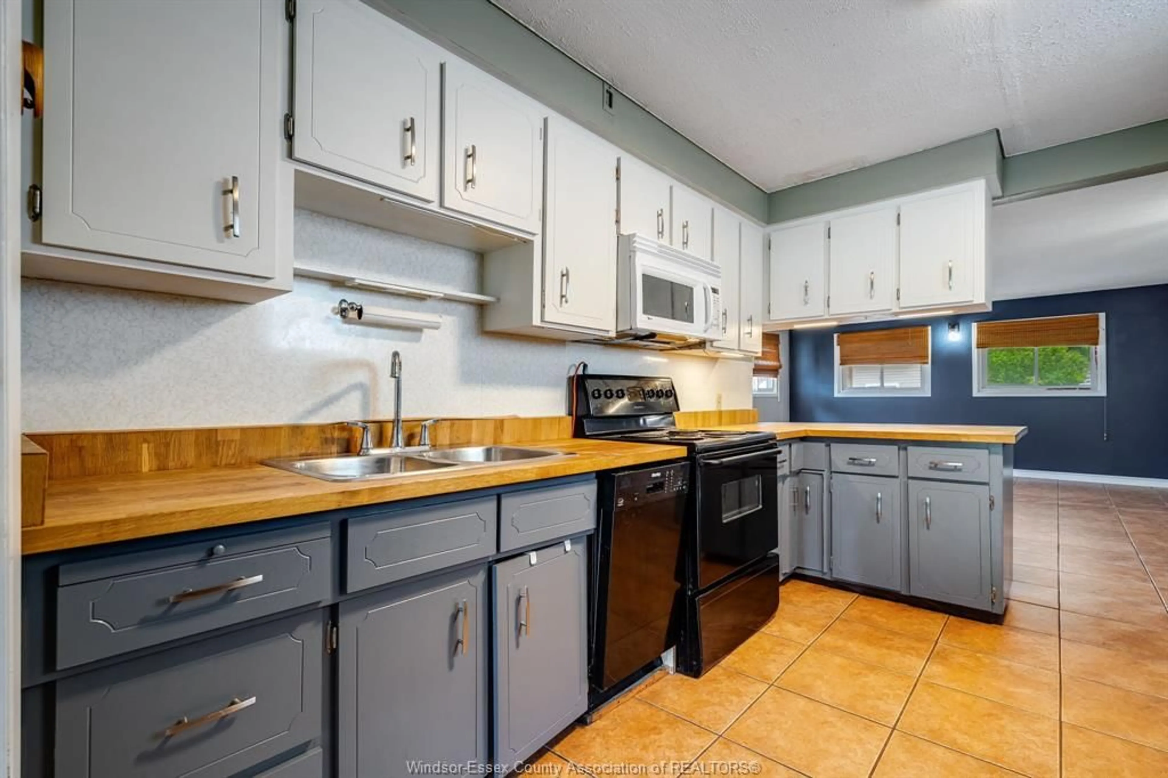 Standard kitchen, unknown for 3793 Vaughan, Windsor Ontario N9C 1Z6