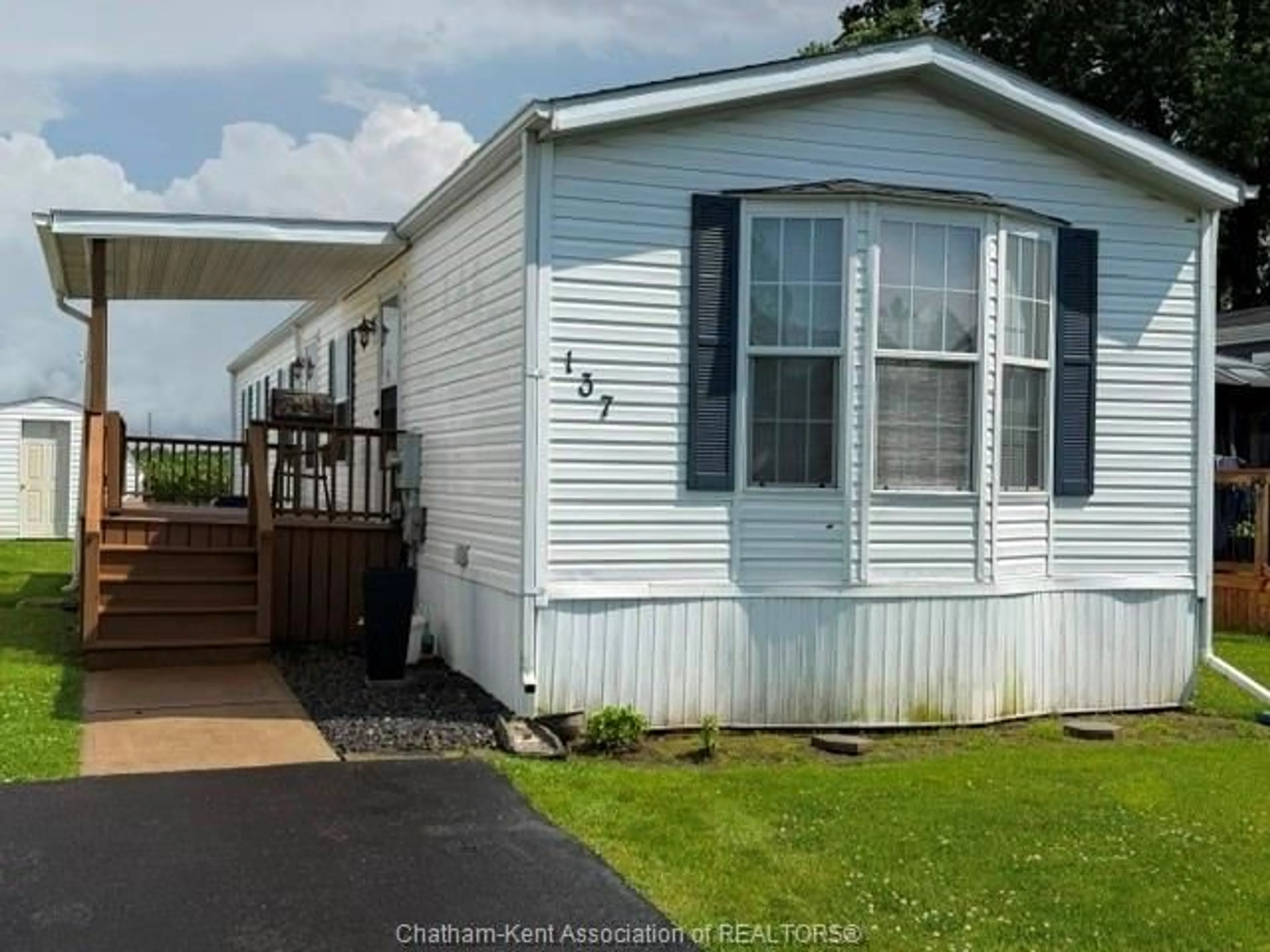Home with vinyl exterior material, water/lake/river/ocean view for 137 Dunkirk Dr, Chatham Ontario N7L 5J5