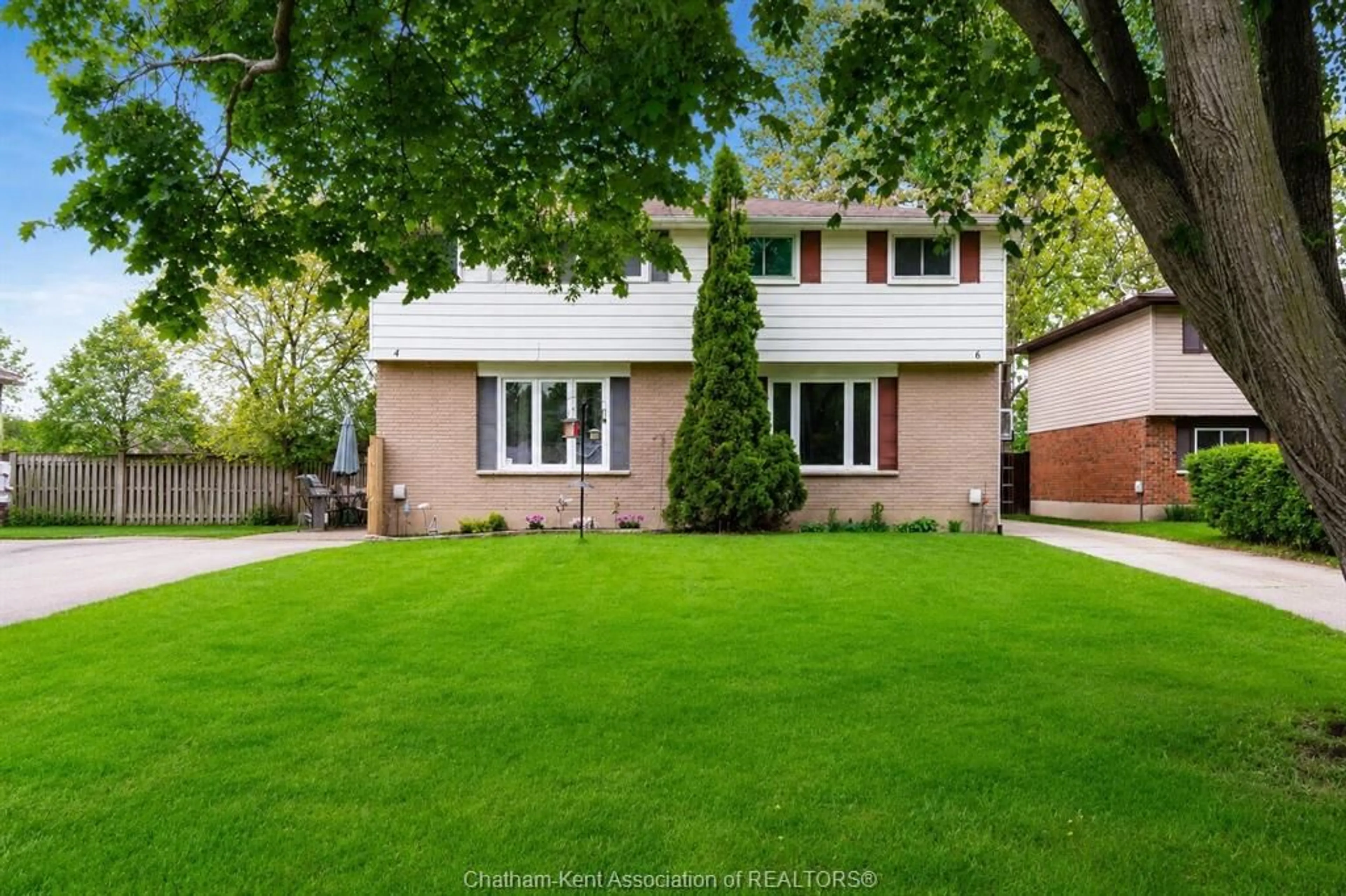 Home with vinyl exterior material, street for 4 Donalda Dr, Chatham Ontario N7L 4J5