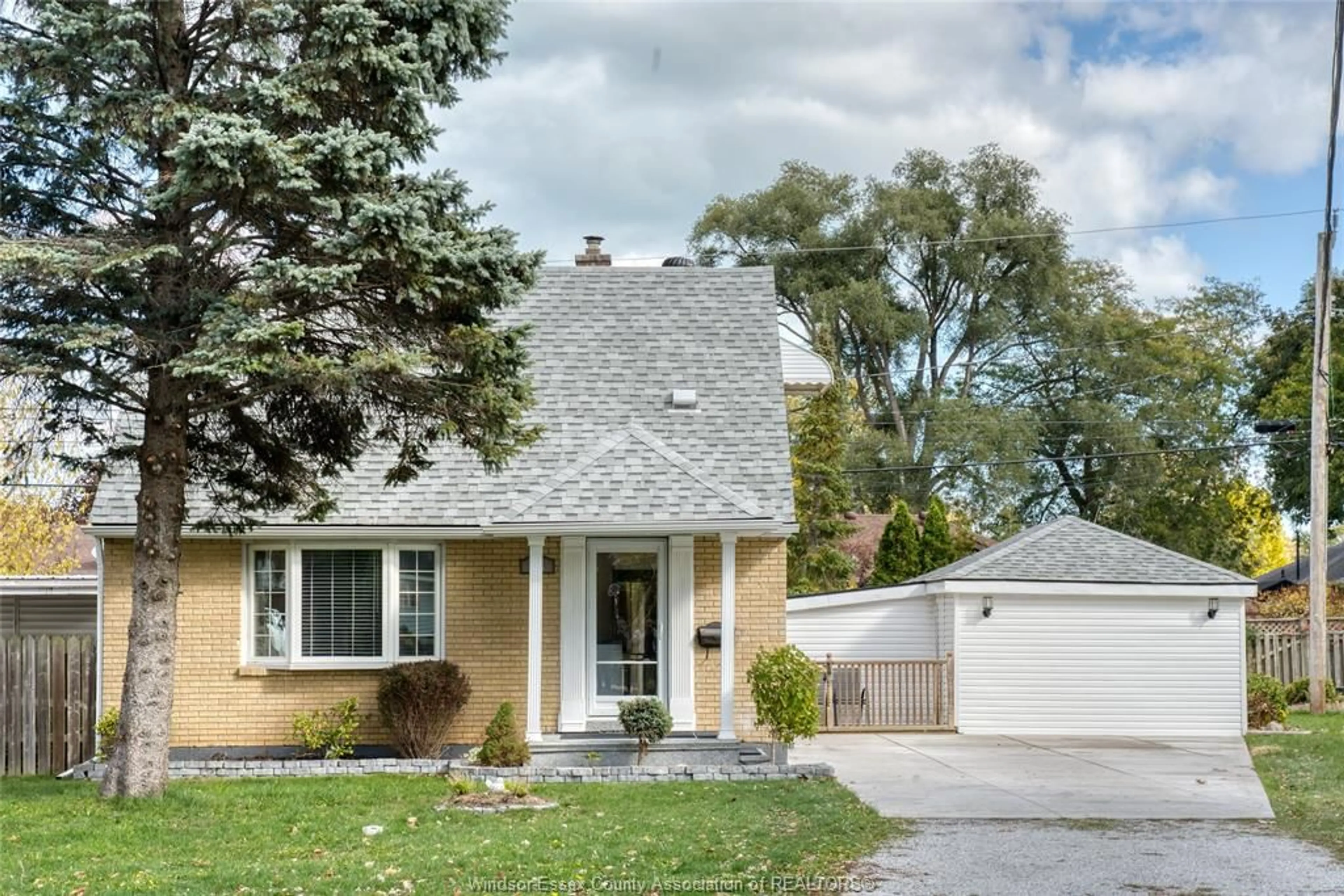 Home with vinyl exterior material, street for 994 EDWARD Ave, Windsor Ontario N8S 2Z8